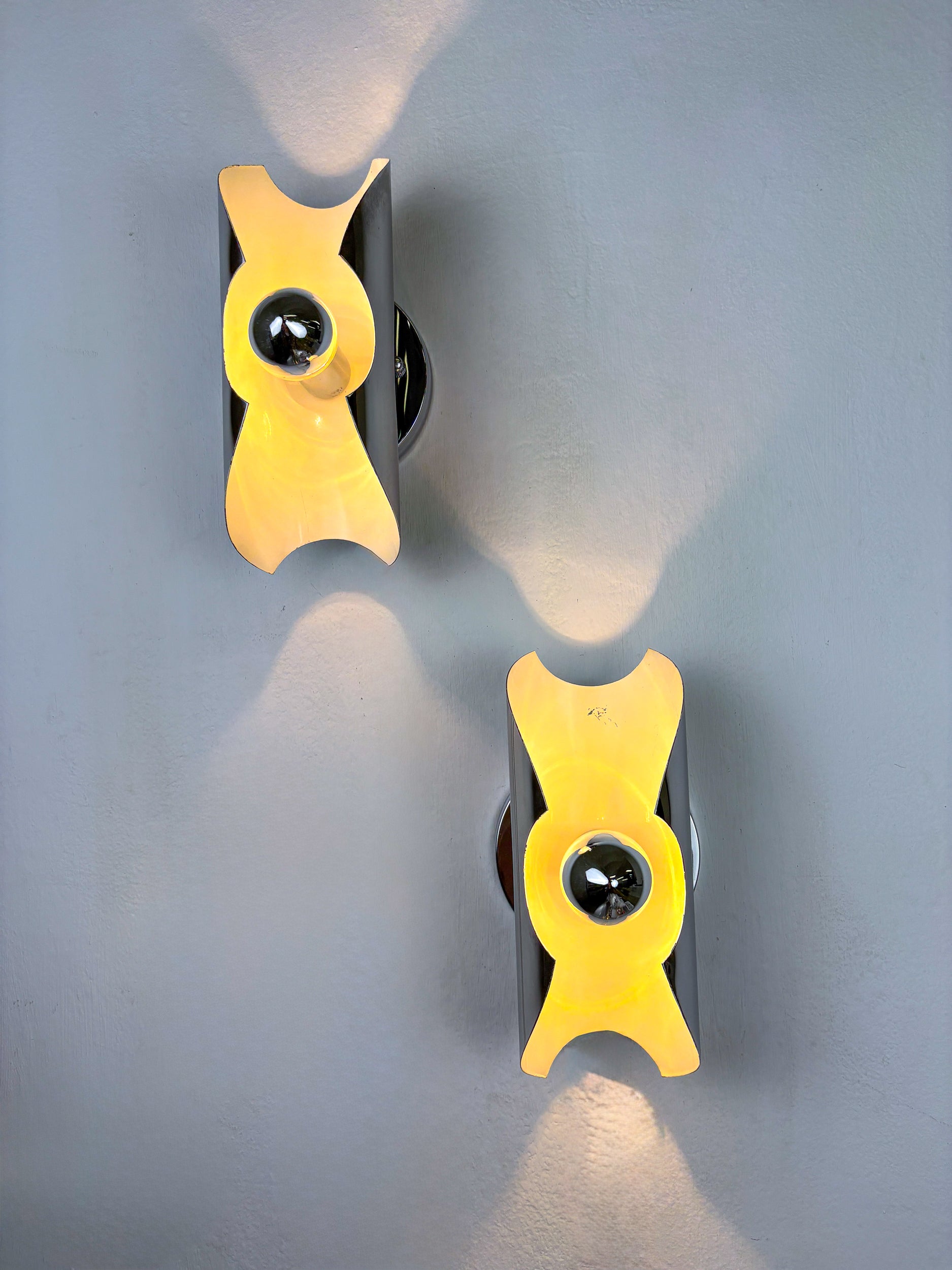 Pair of "folio" wall lights, space age, chromed metal, Italy, Circa 1970's