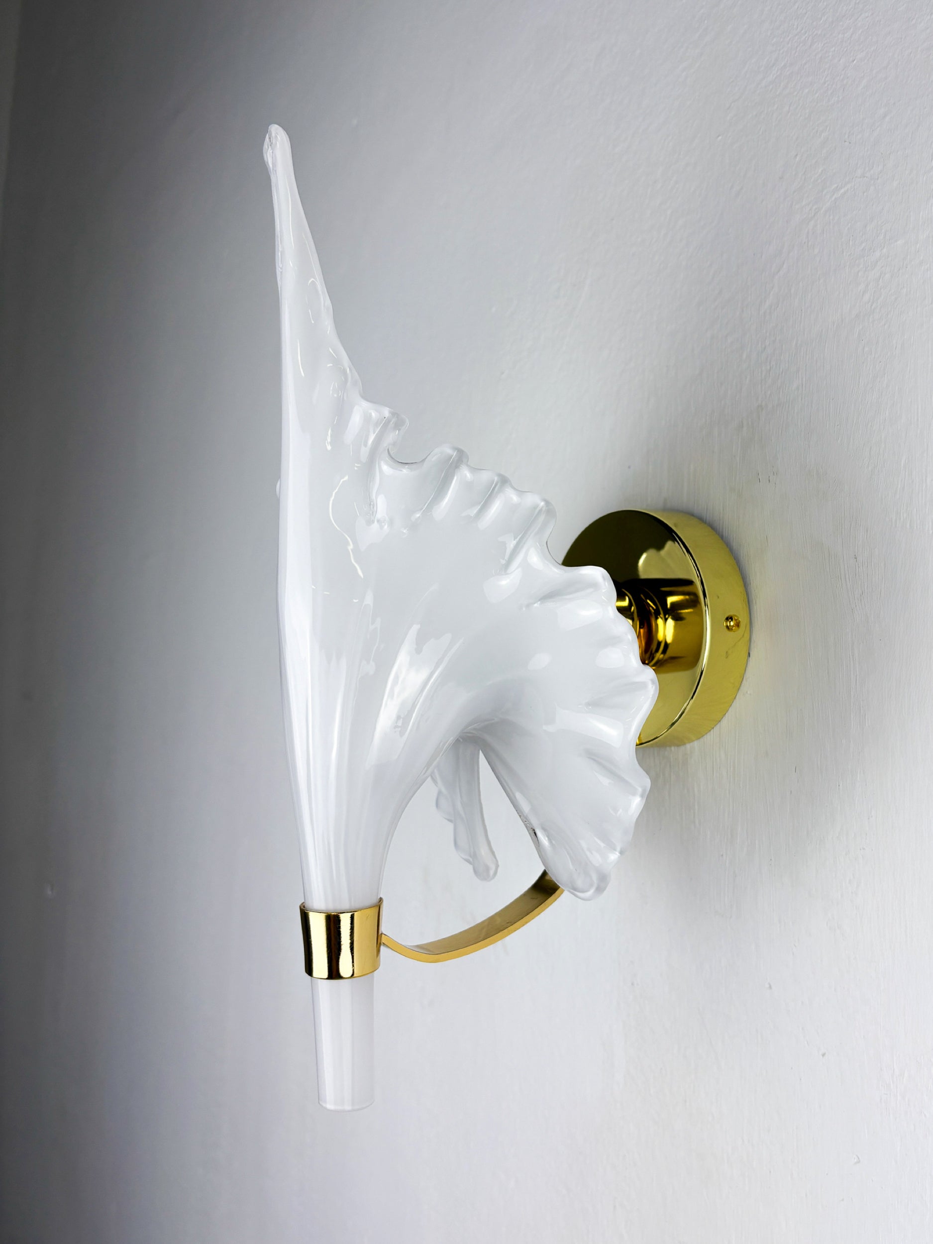 "Calla Lily" Leaf-Shaped Wall Sconce, Murano Glass & Gilt Brass, Italy, Circa 1970's