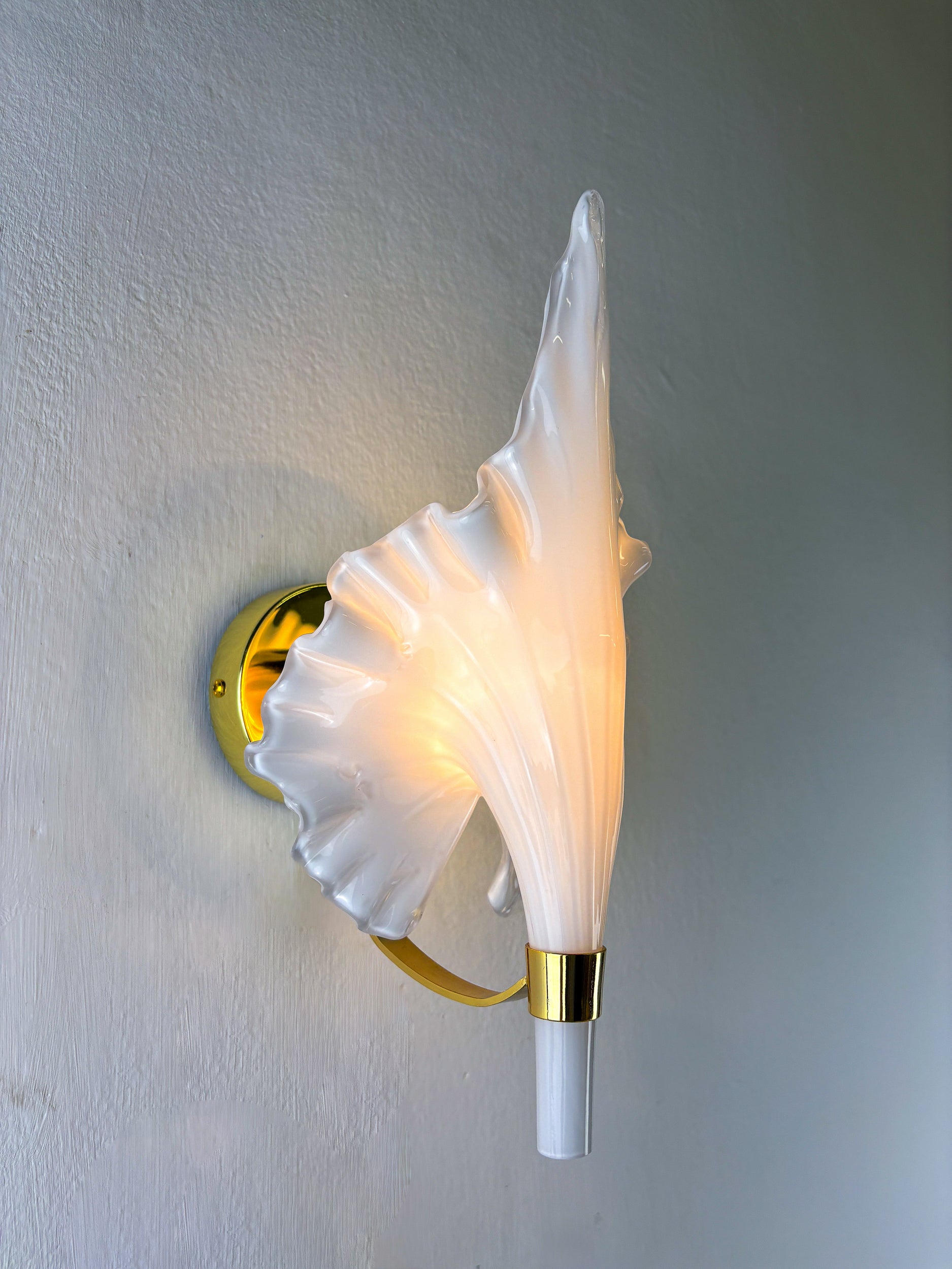 "Calla Lily" Leaf-Shaped Wall Sconce, Murano Glass & Gilt Brass, Italy, Circa 1970's