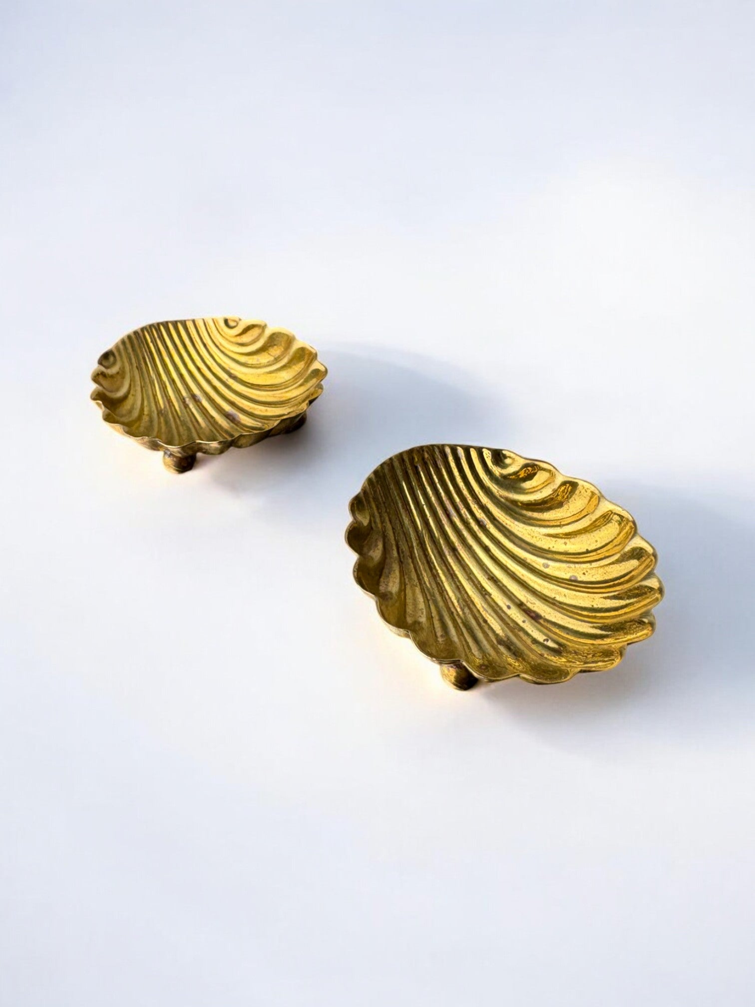 Shell shaped salt & pepper in brass, Italy, 1970's