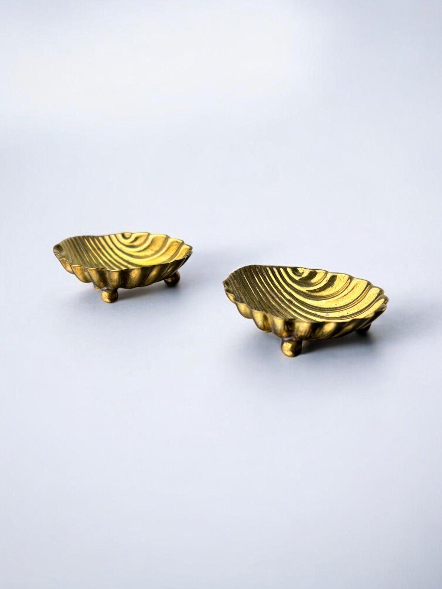 Shell shaped salt & pepper in brass, Italy, 1970's