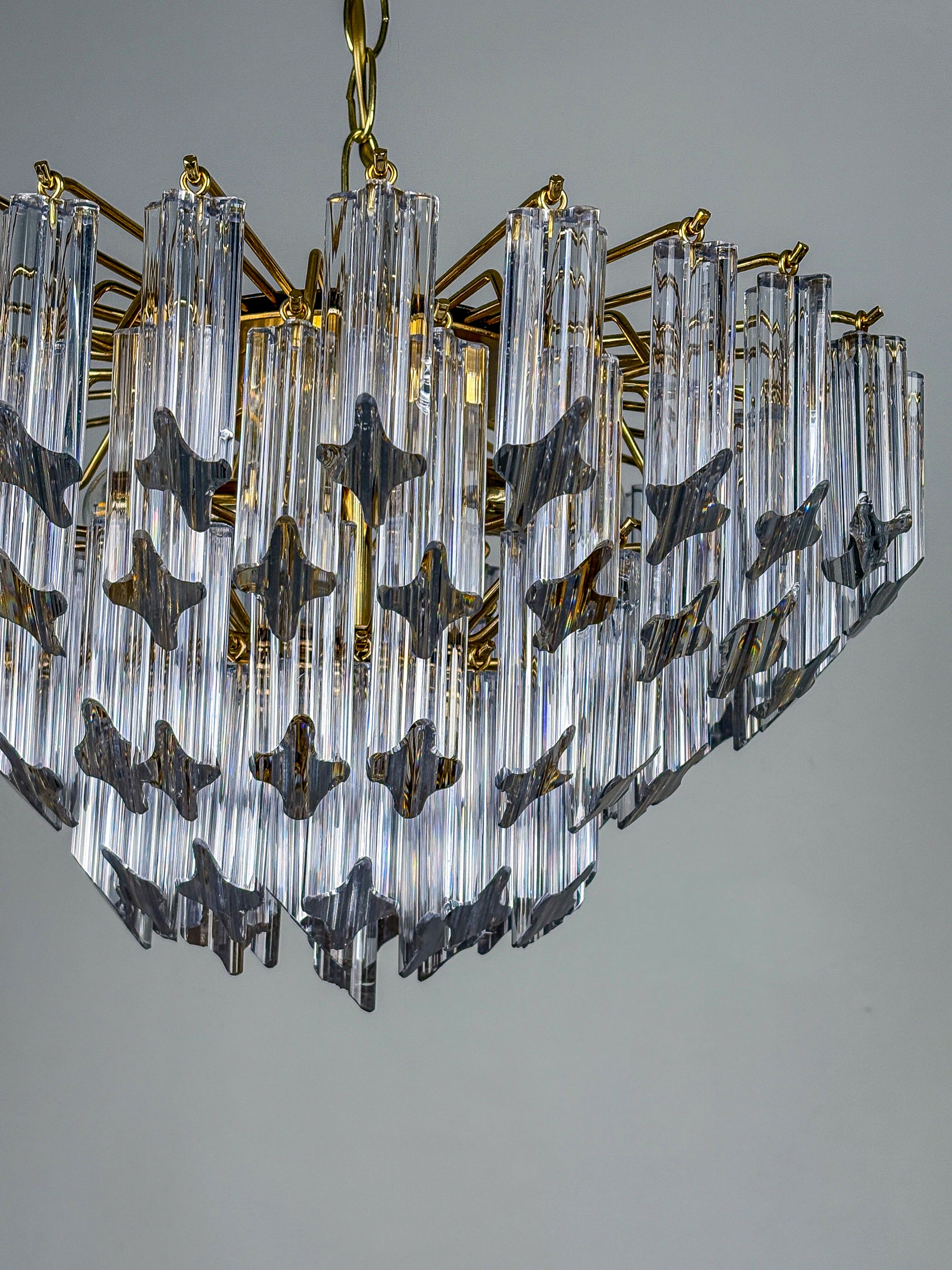 Italian "Archimede" four-tier Ceiling Light by Novaresi – Triedri Murano Glass & Gilt Brass, 1970s