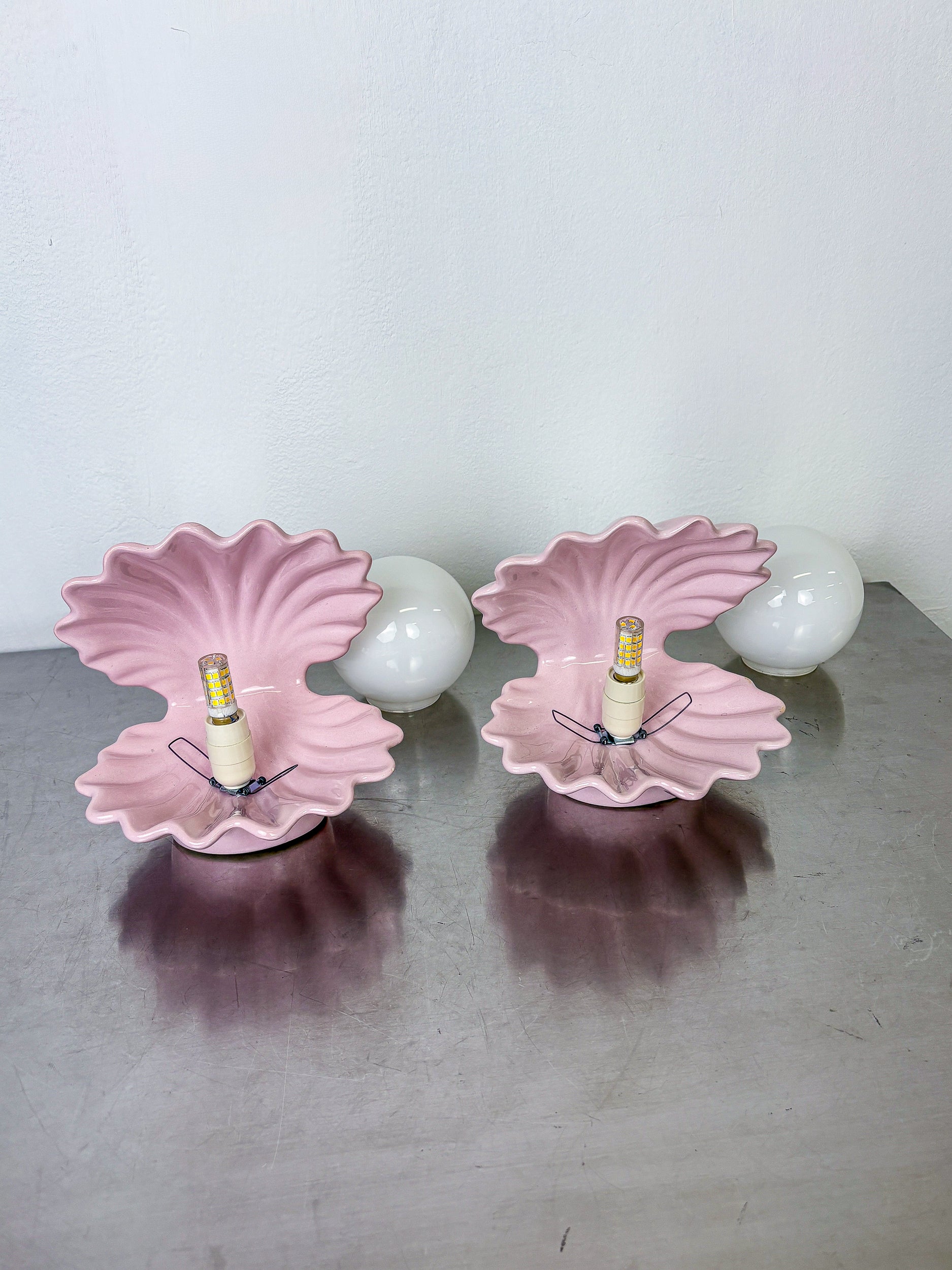 Pair of pink ceramic shell-shaped table lamps, Italy, 1970s