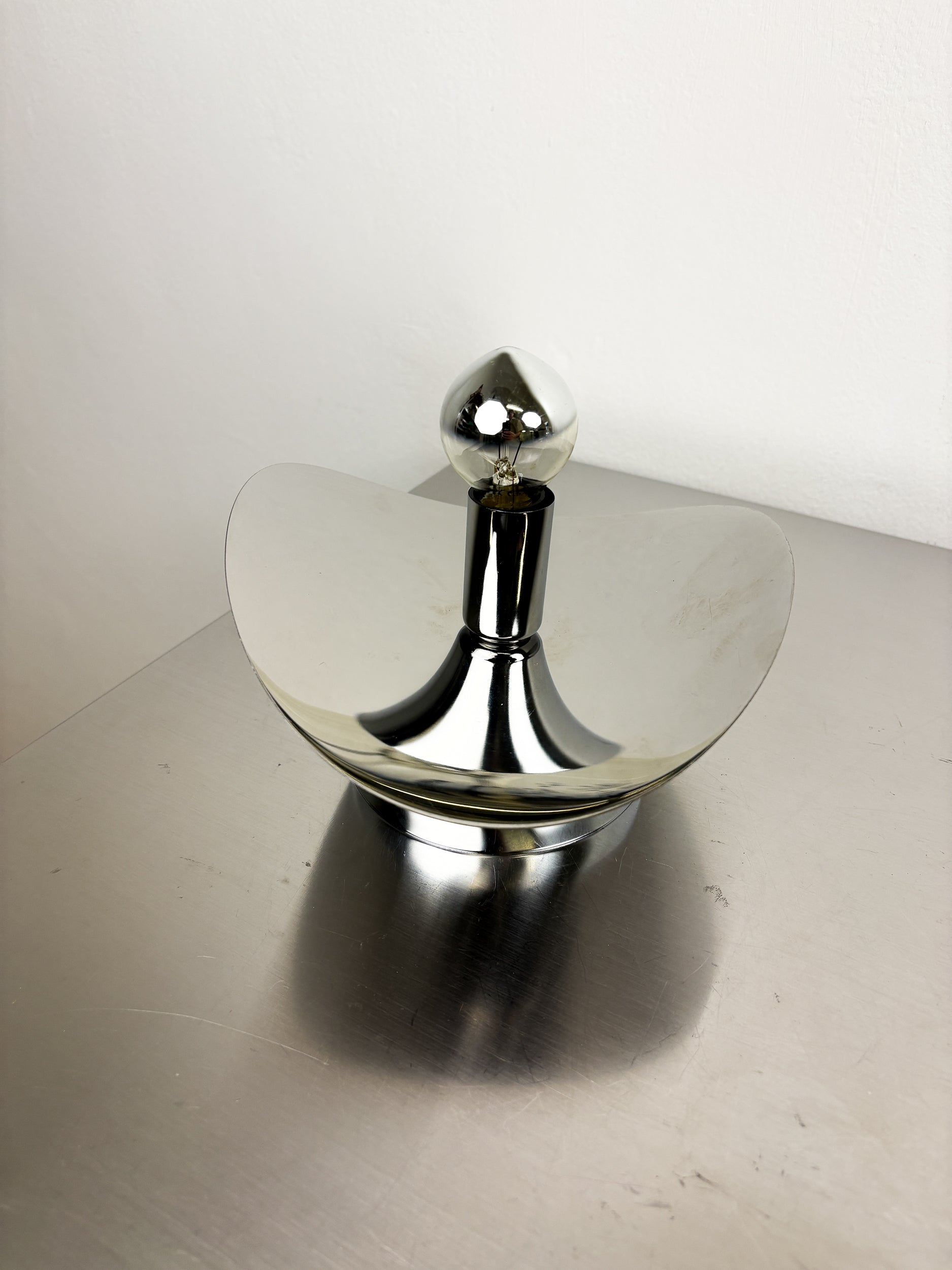 "Folio" sconce, space age, chromed metal, Italy, 1970