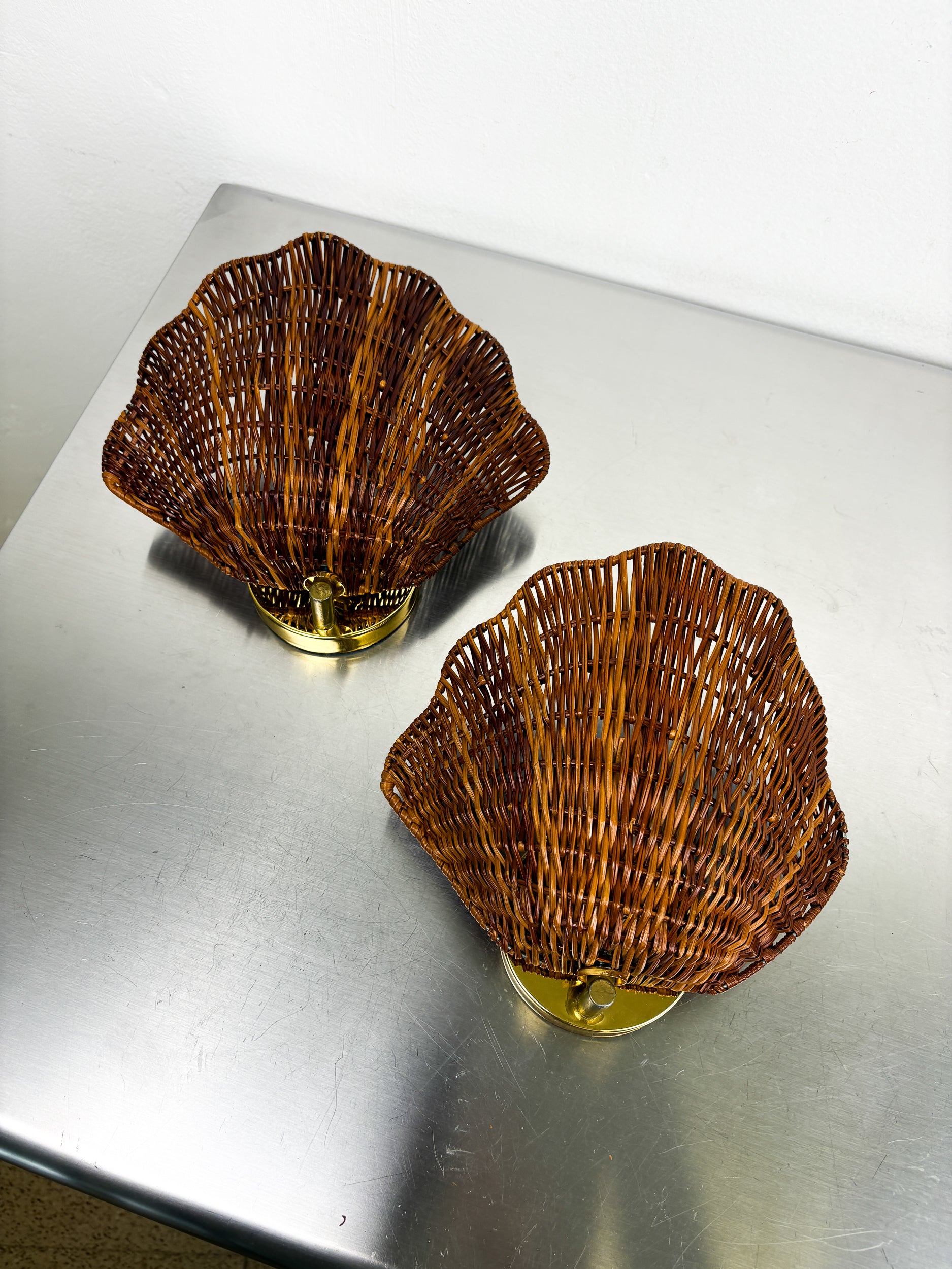 Pair of Shell-Shaped Wicker Wall Sconces – Rattan & Brass, Italy 1970s