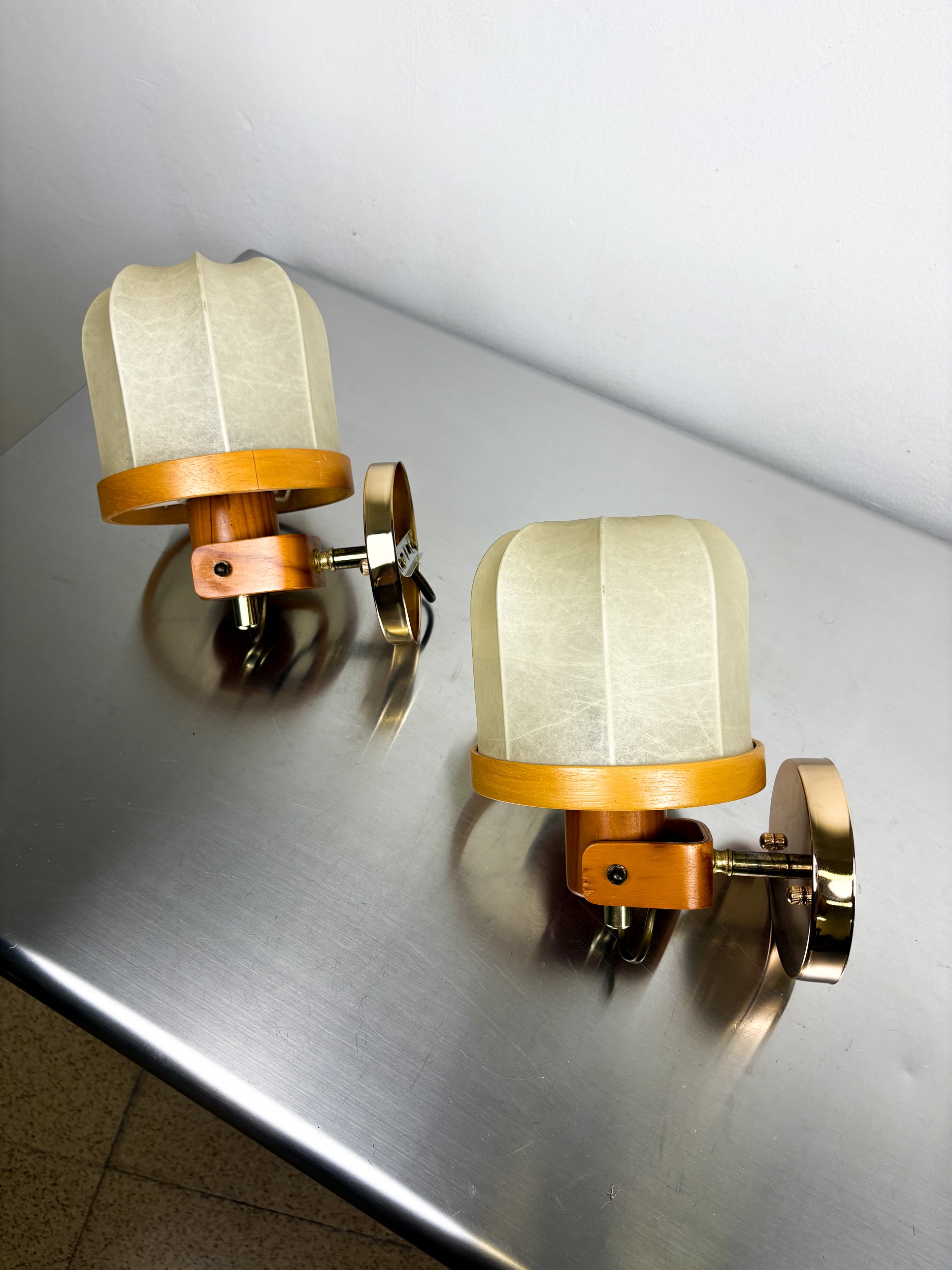 Pair of articulated "Cocoon" wall lights, resin and pine, Italy, 1970's