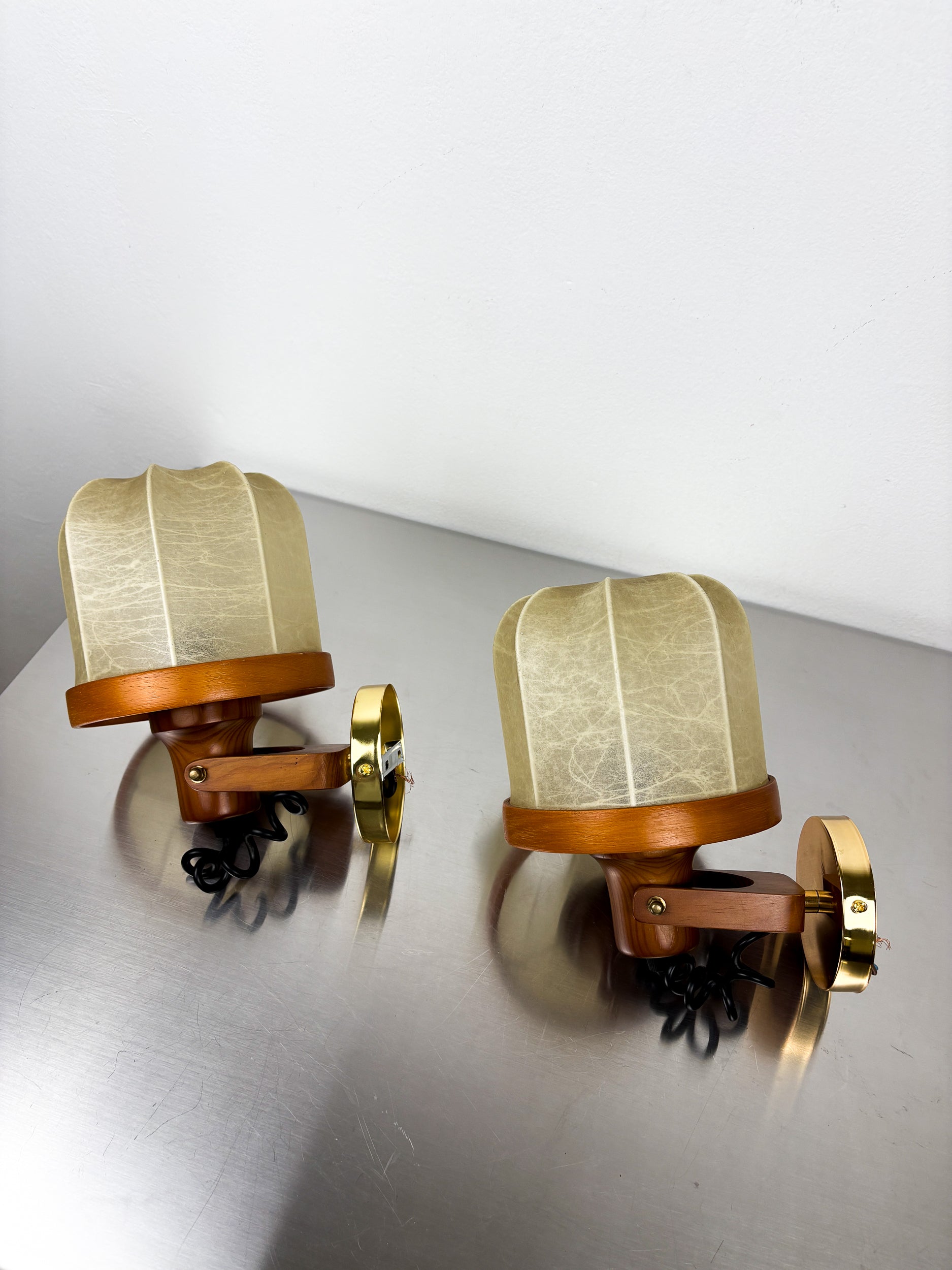 Pair of articulated "Cocoon" wall lights in resin and pine, Italy, Circa 1970's