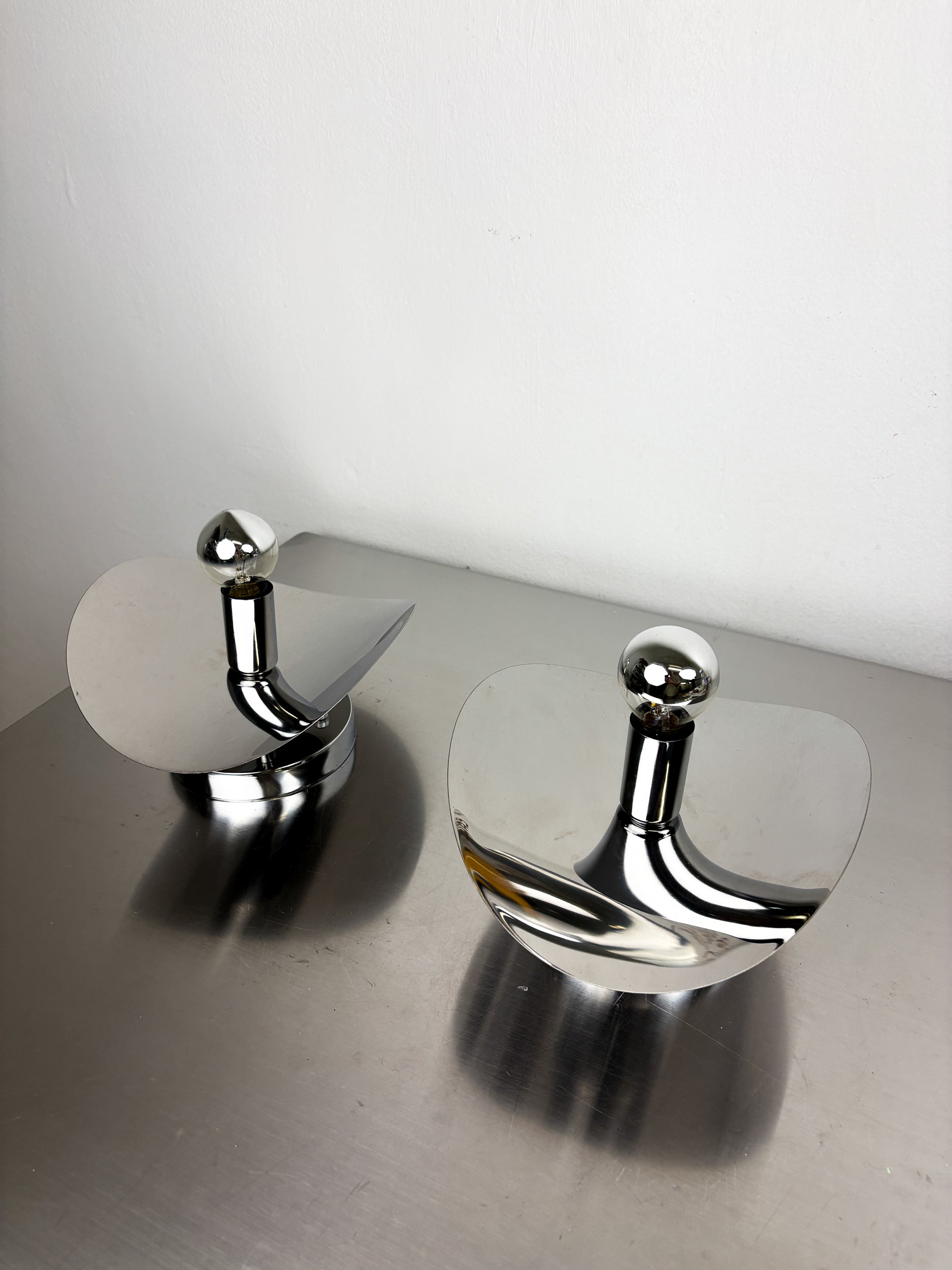 Pair of "folio" wall lights, space age, chromed metal, Italy, 1970