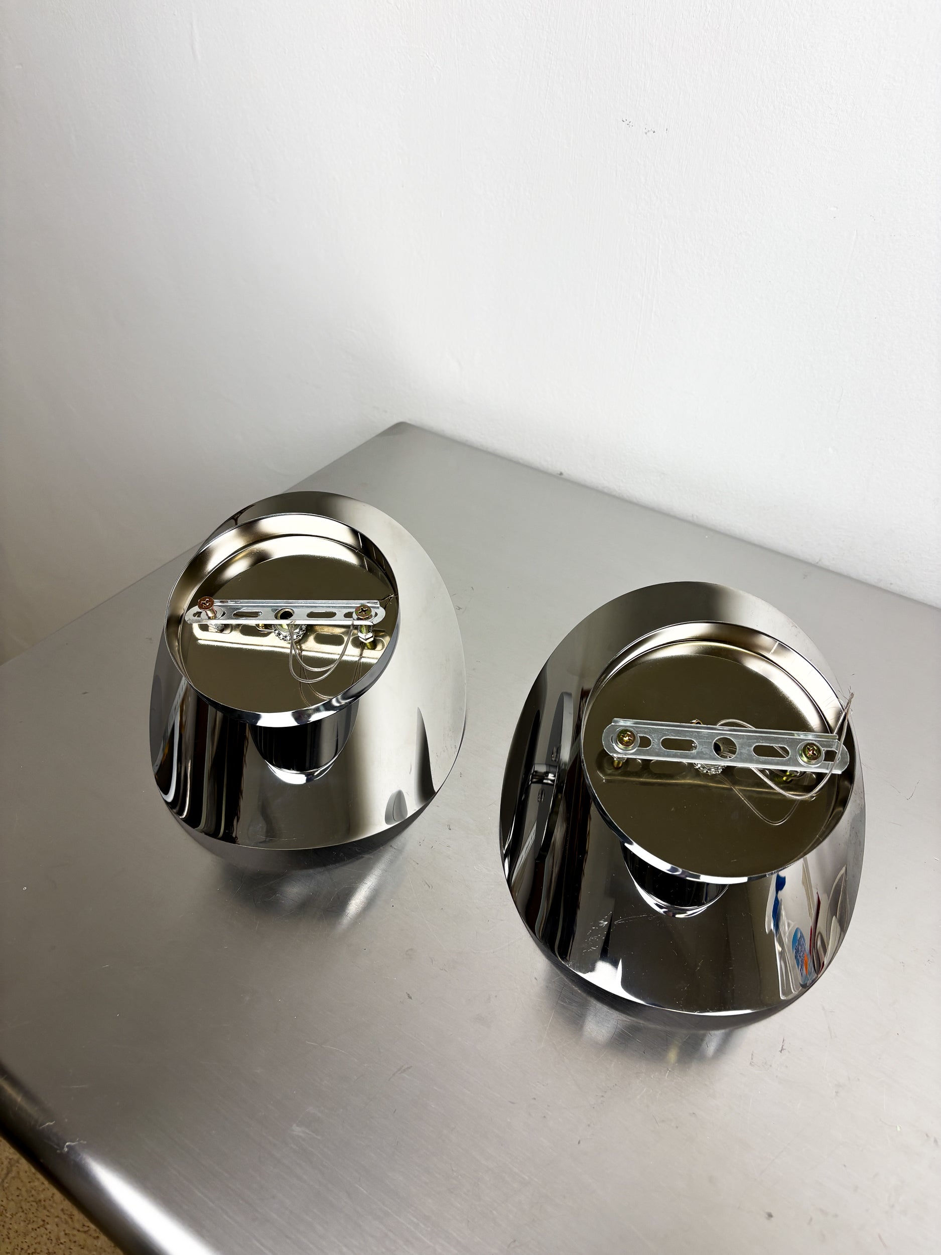 Pair of "folio" wall lights, space age, chromed metal, Italy, 1970