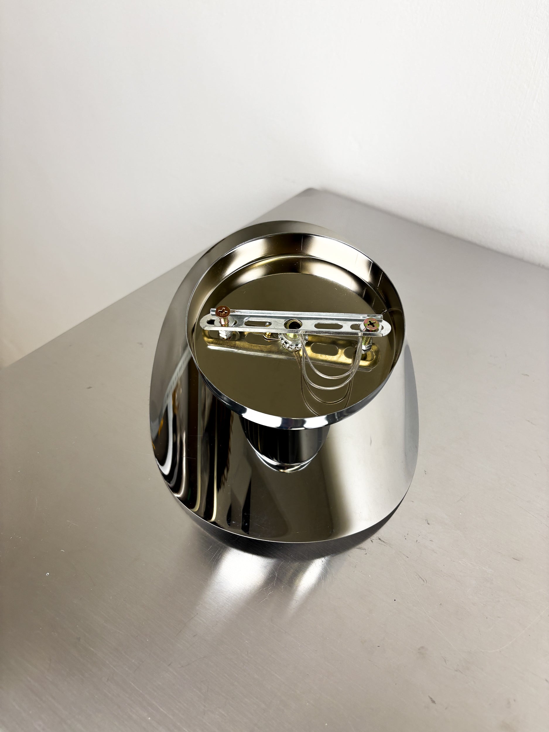 "Folio" sconce, space age, chromed metal, Italy, 1970