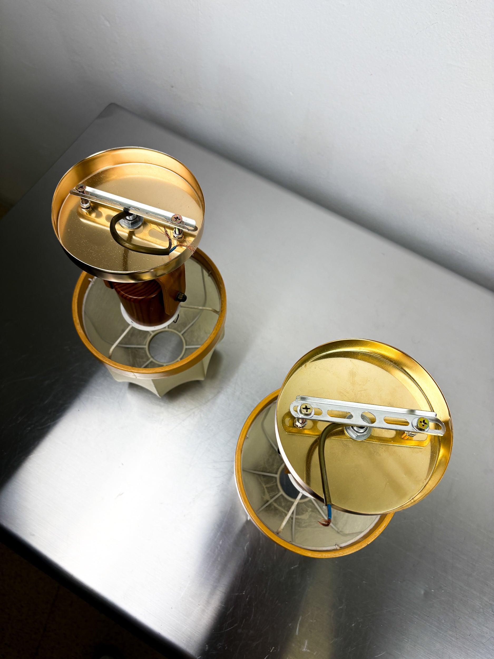 Pair of articulated "Cocoon" wall lights, resin and pine, Italy, 1970's