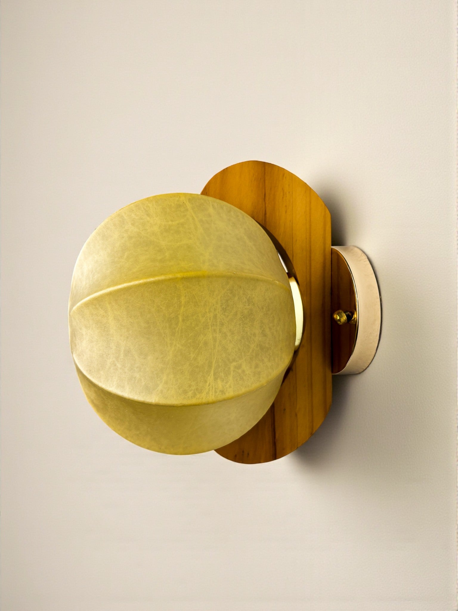 Italian "Cocoon" wall light, resin and pine wood, 1970
