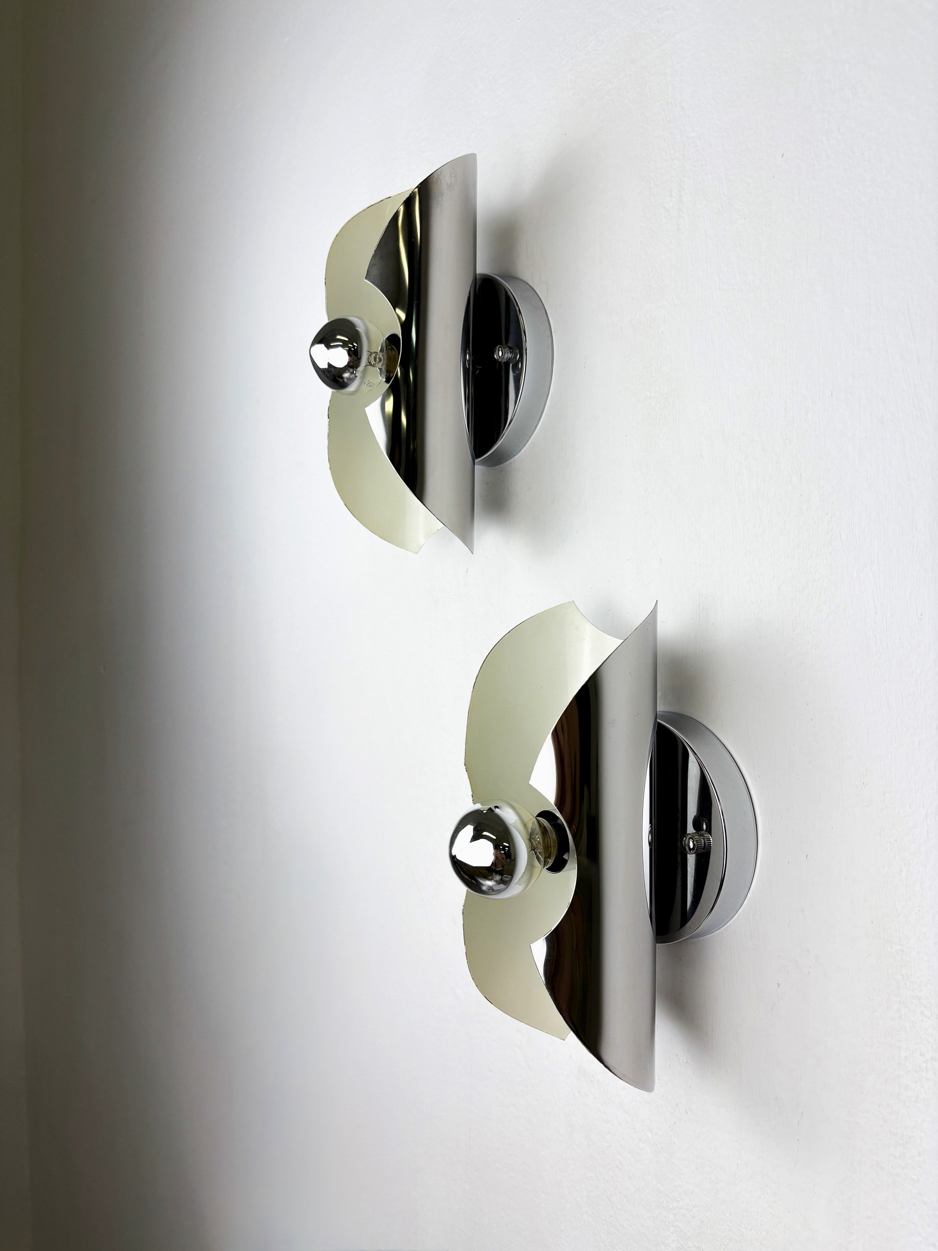 Pair of "folio" wall lights, space age, chromed metal, Italy, Circa 1970's