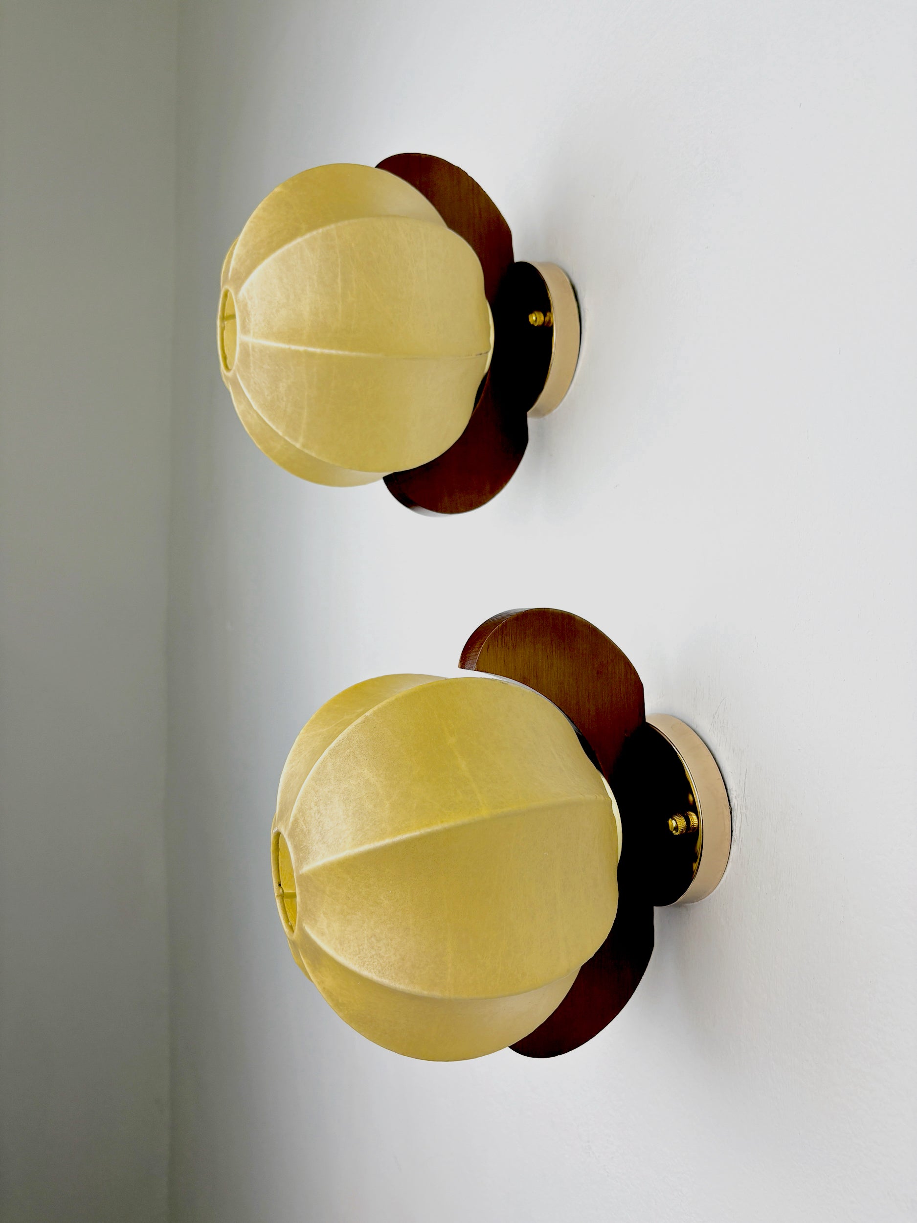 Pair of Italian "Cocoon" wall lights, resin and pine wood, 1970