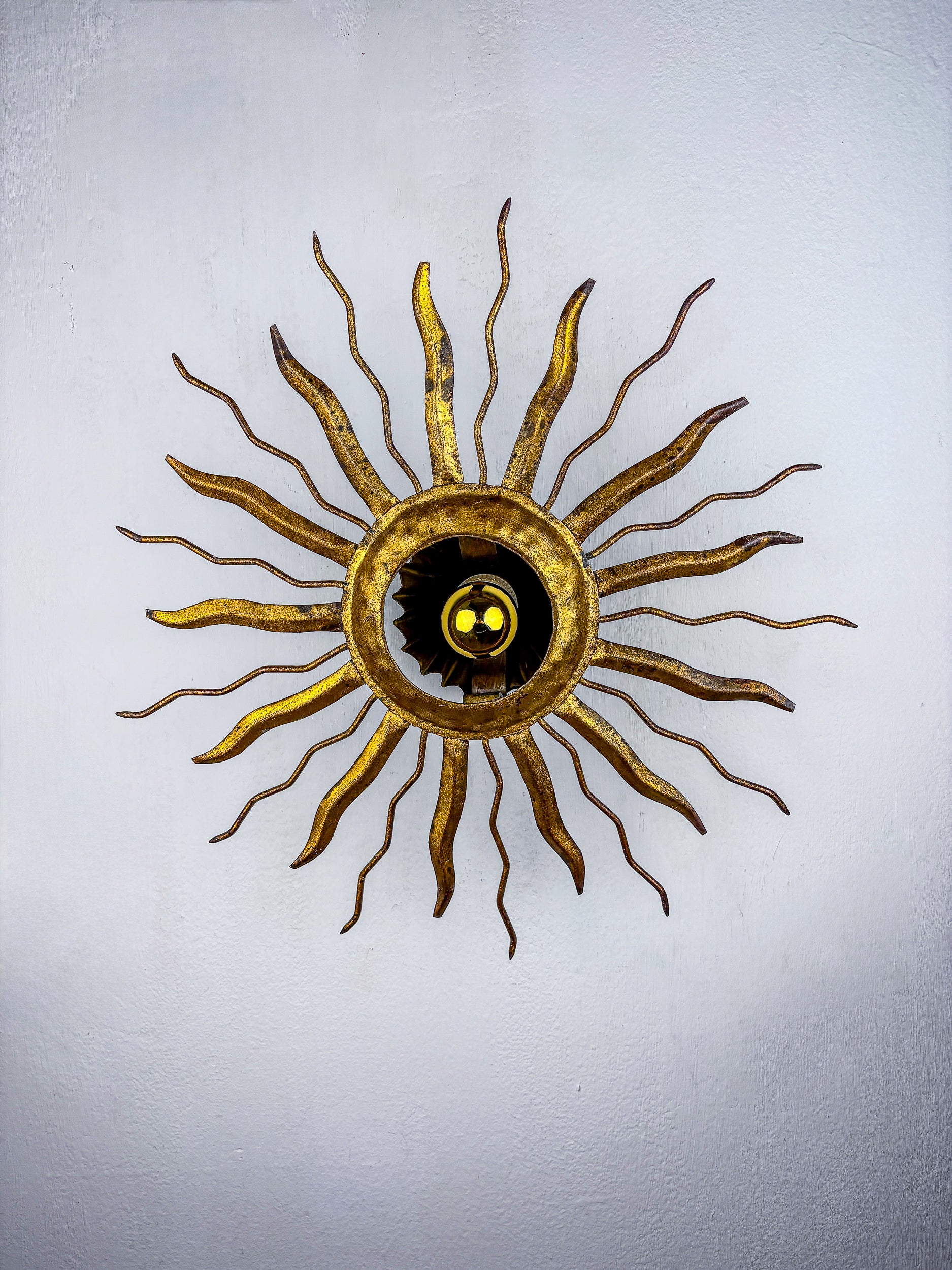 Brutalist Sunburst Ceiling Light – Gilt Iron Rays & Exposed Bulb, France, 1960s