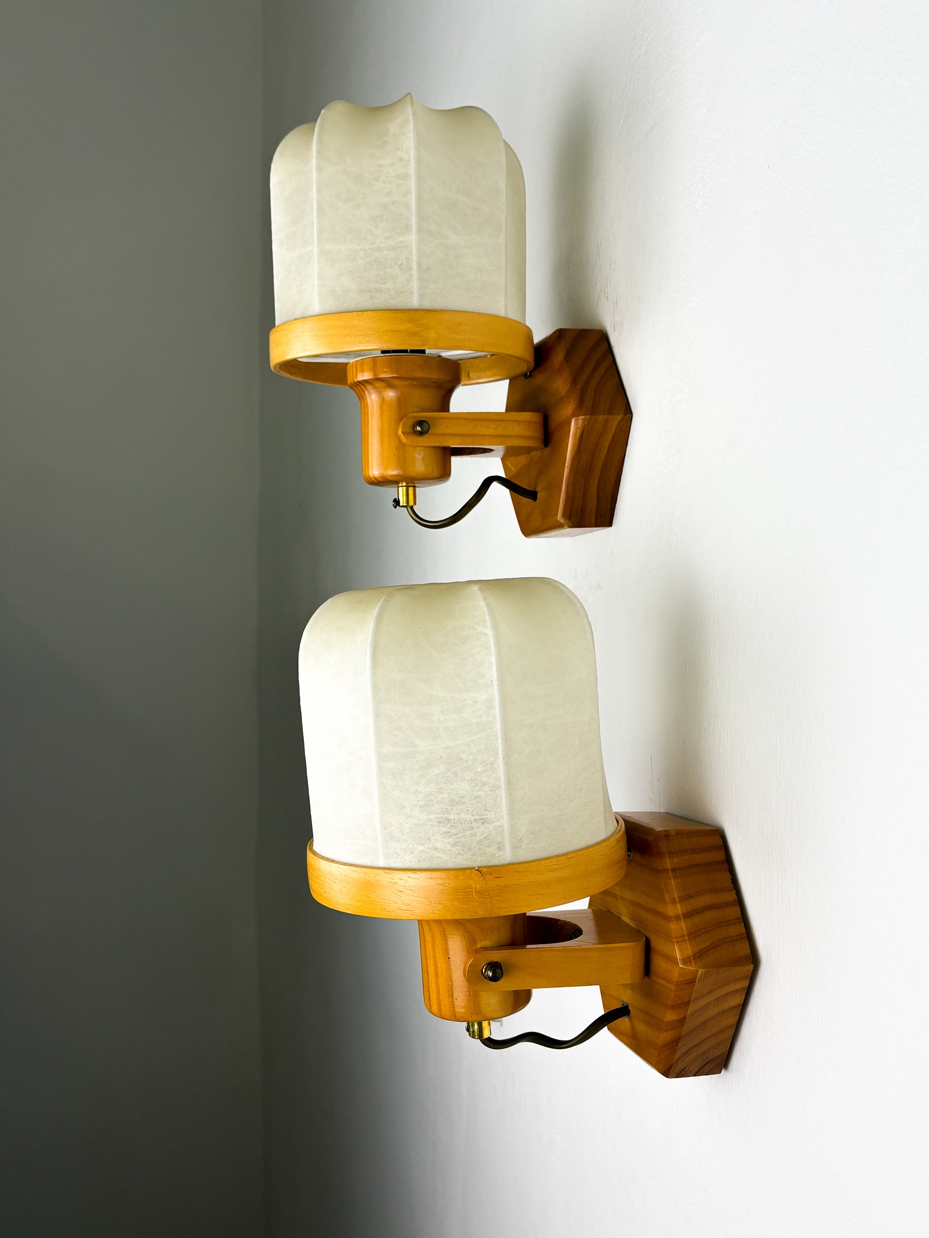Pair of articulated "Cocoon" wall lights, resin and pine, Italy, Circa 1970
