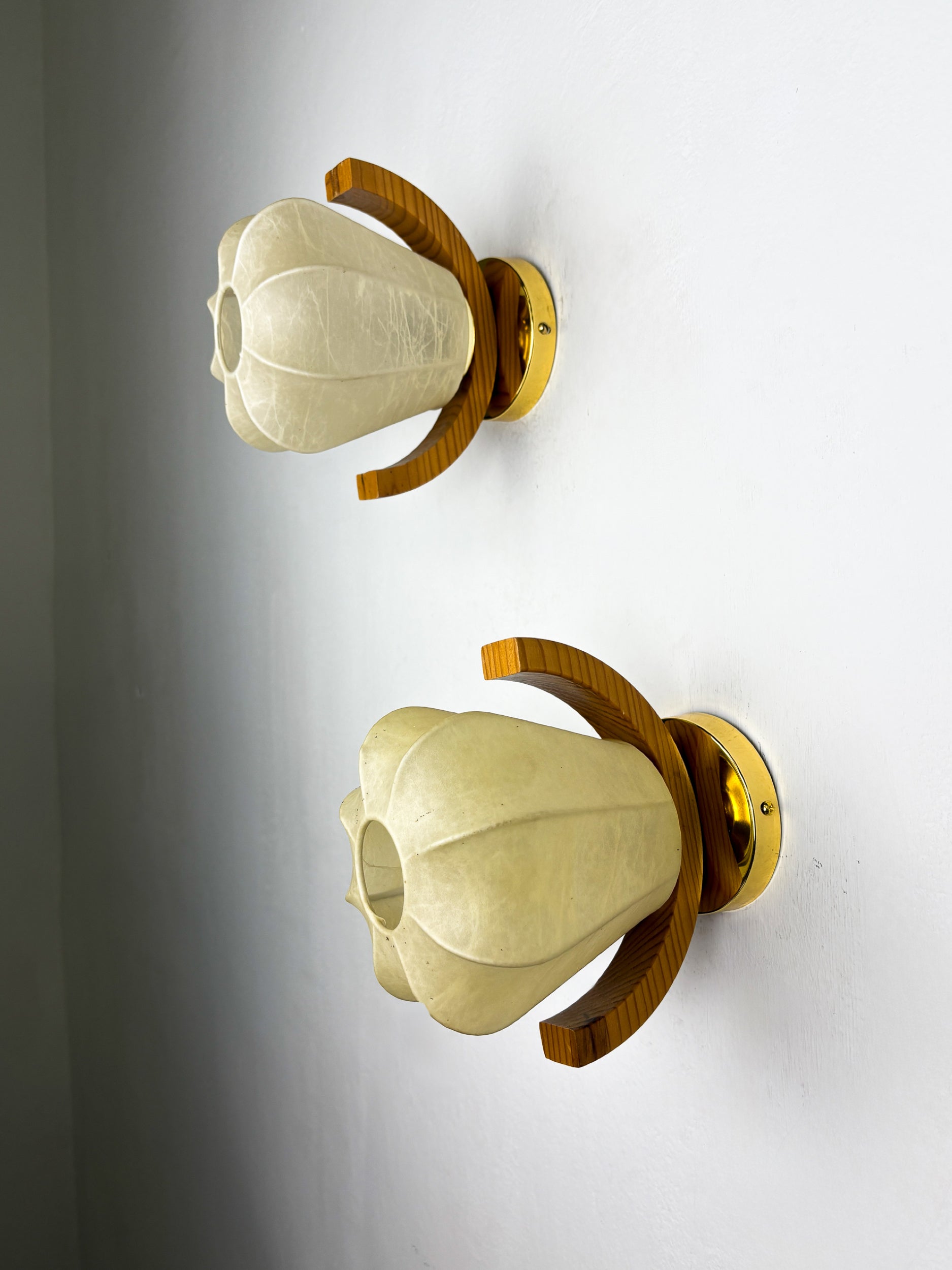 Pair of Pear-shaped "Cocoon" wall sconces, resin and pine wood, Italy, 1970's