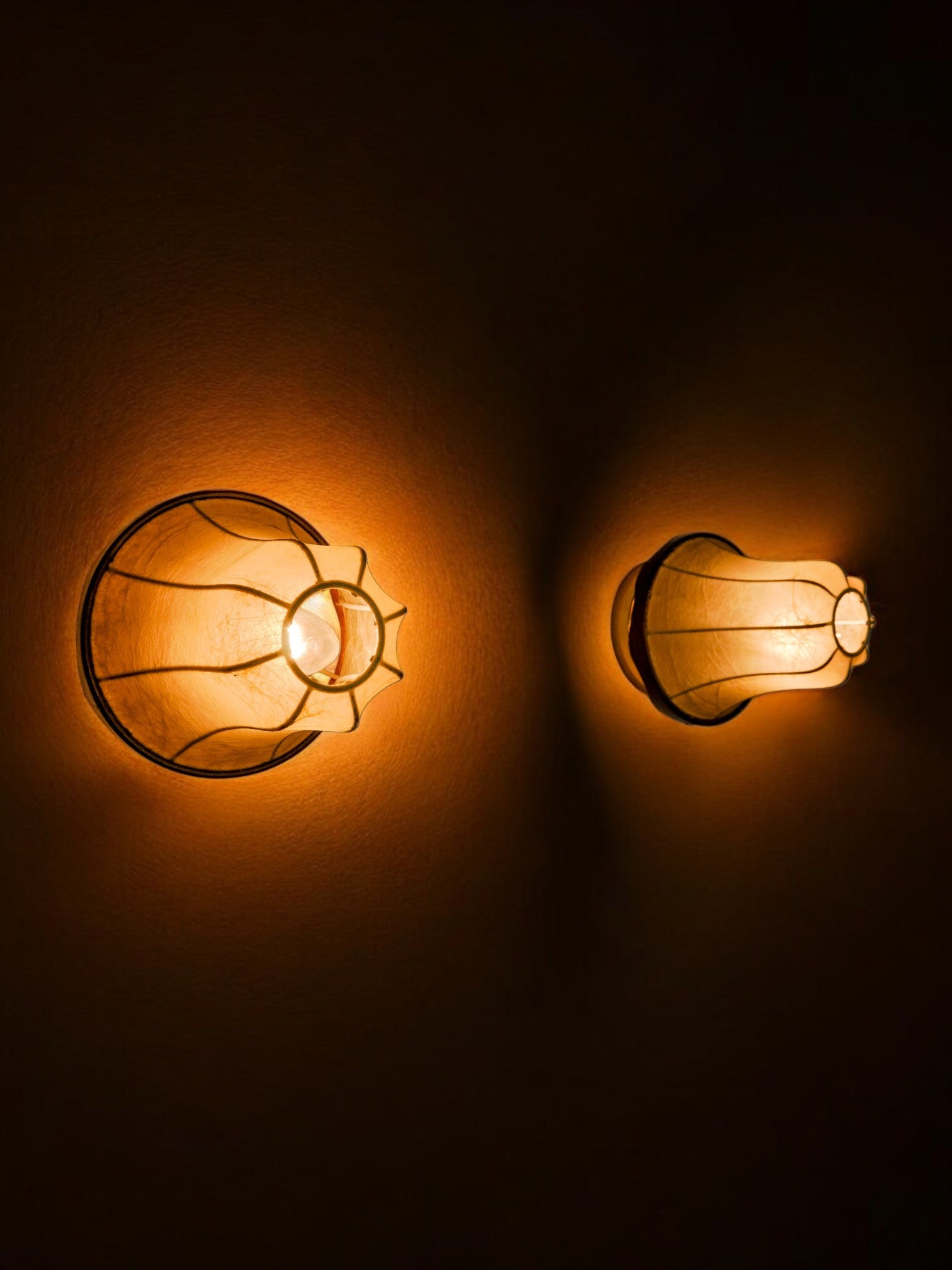 Pair of pear-shaped "cocoon" sconces, resin and pine, Italy, 1970