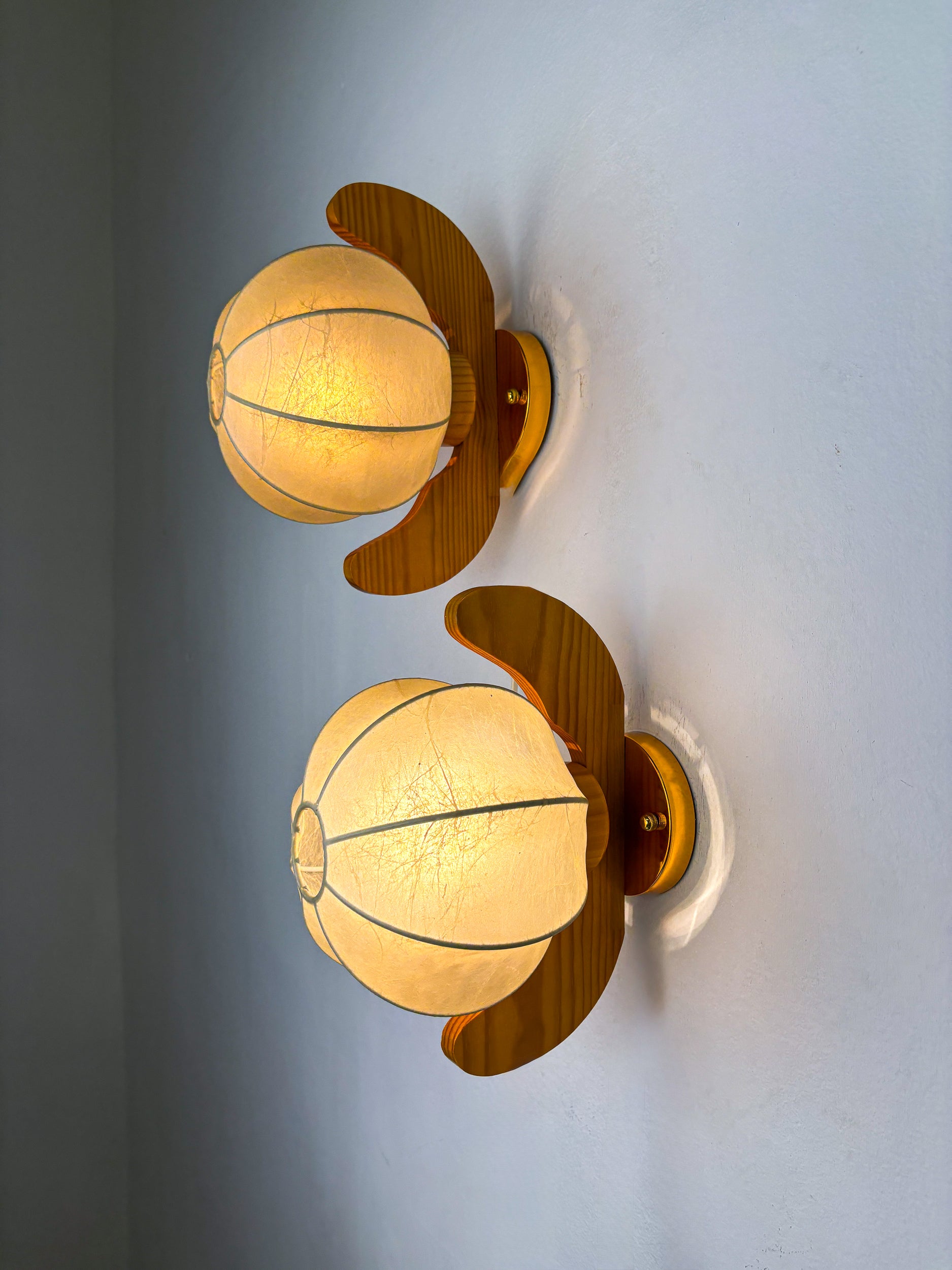 Pair of Italian "Cocoon" wall lights, resin and pine wood, Circa 1970