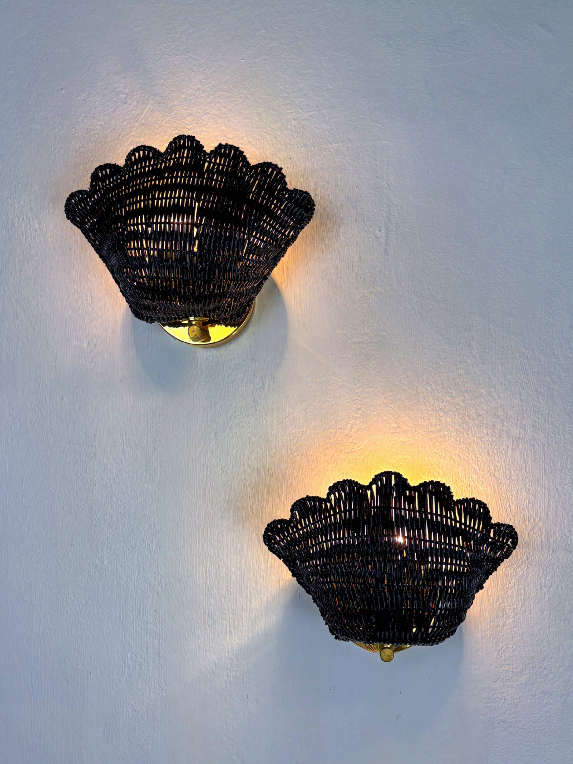 Pair of balck Shell-Shaped Wicker Wall Lights, Rattan & Brass, Italy, 1980's