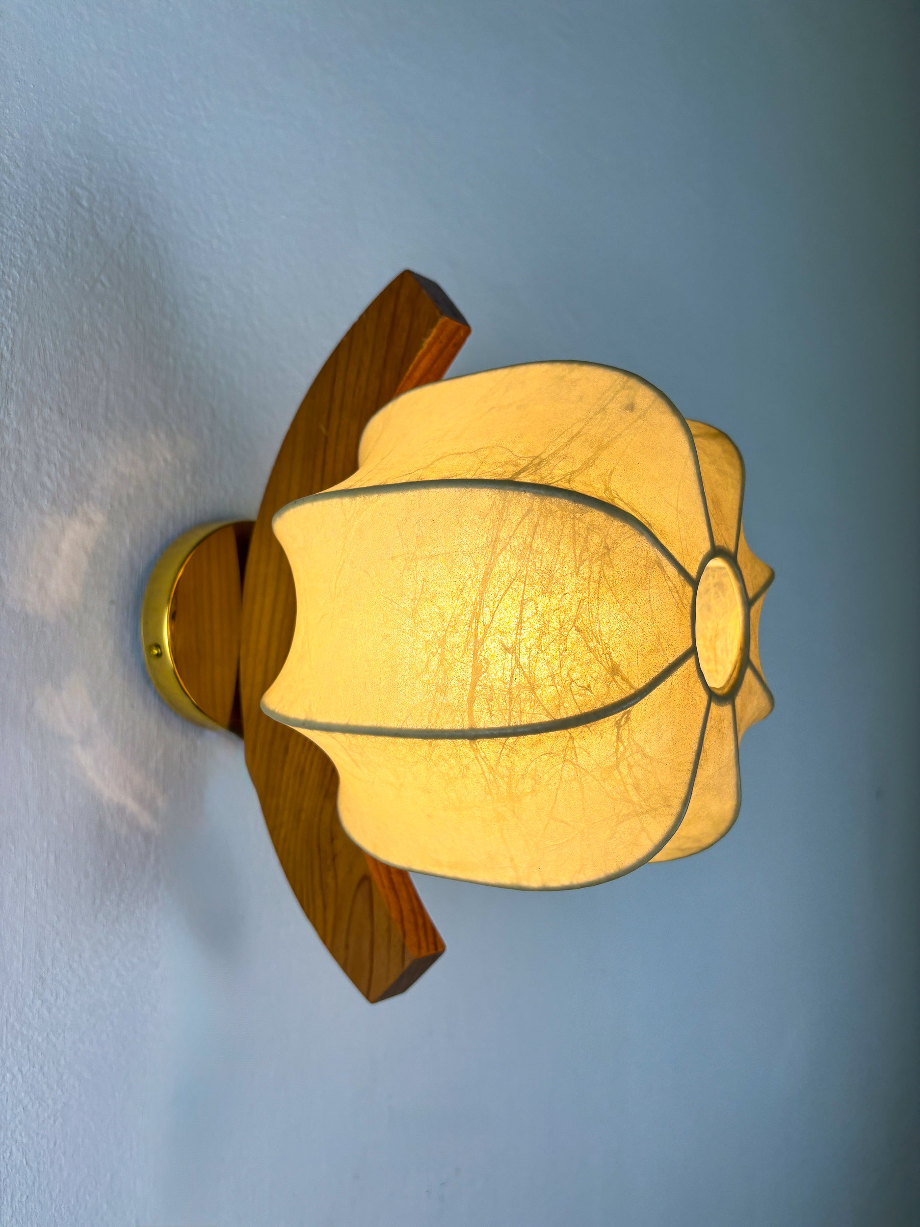 Italian "Cocoon" wall light, resin and pine wood, 1970's