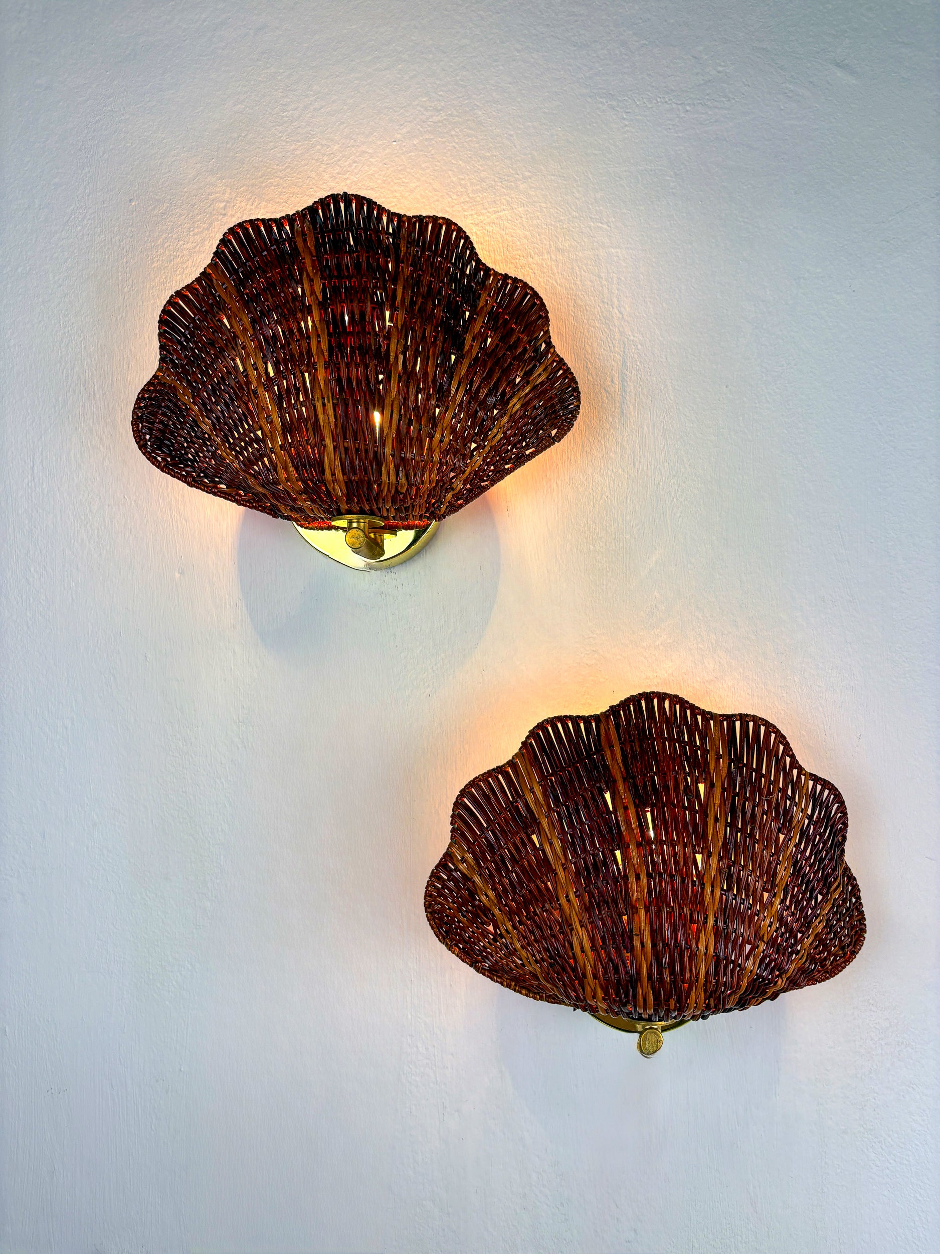 Pair of Shell-Shaped Wicker Wall Lights, Rattan & Brass, 1980's, Italy
