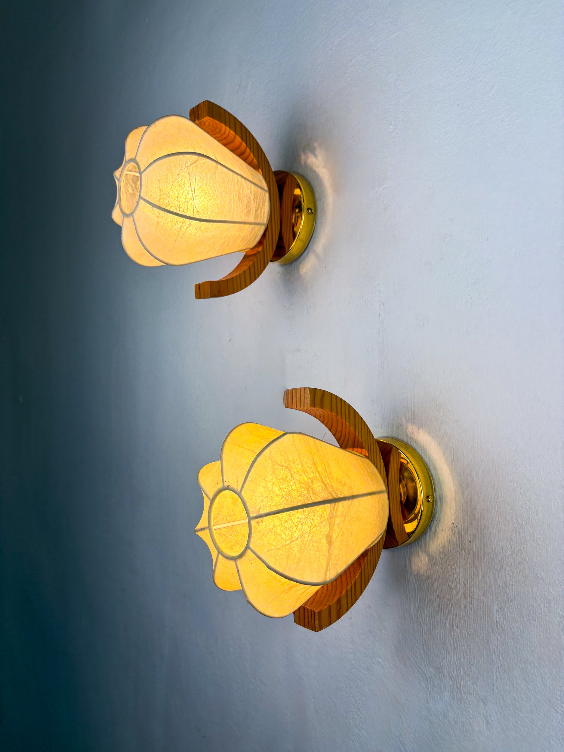 Pair of Pear-shaped "Cocoon" wall sconces, resin and pine wood, Italy, 1970's