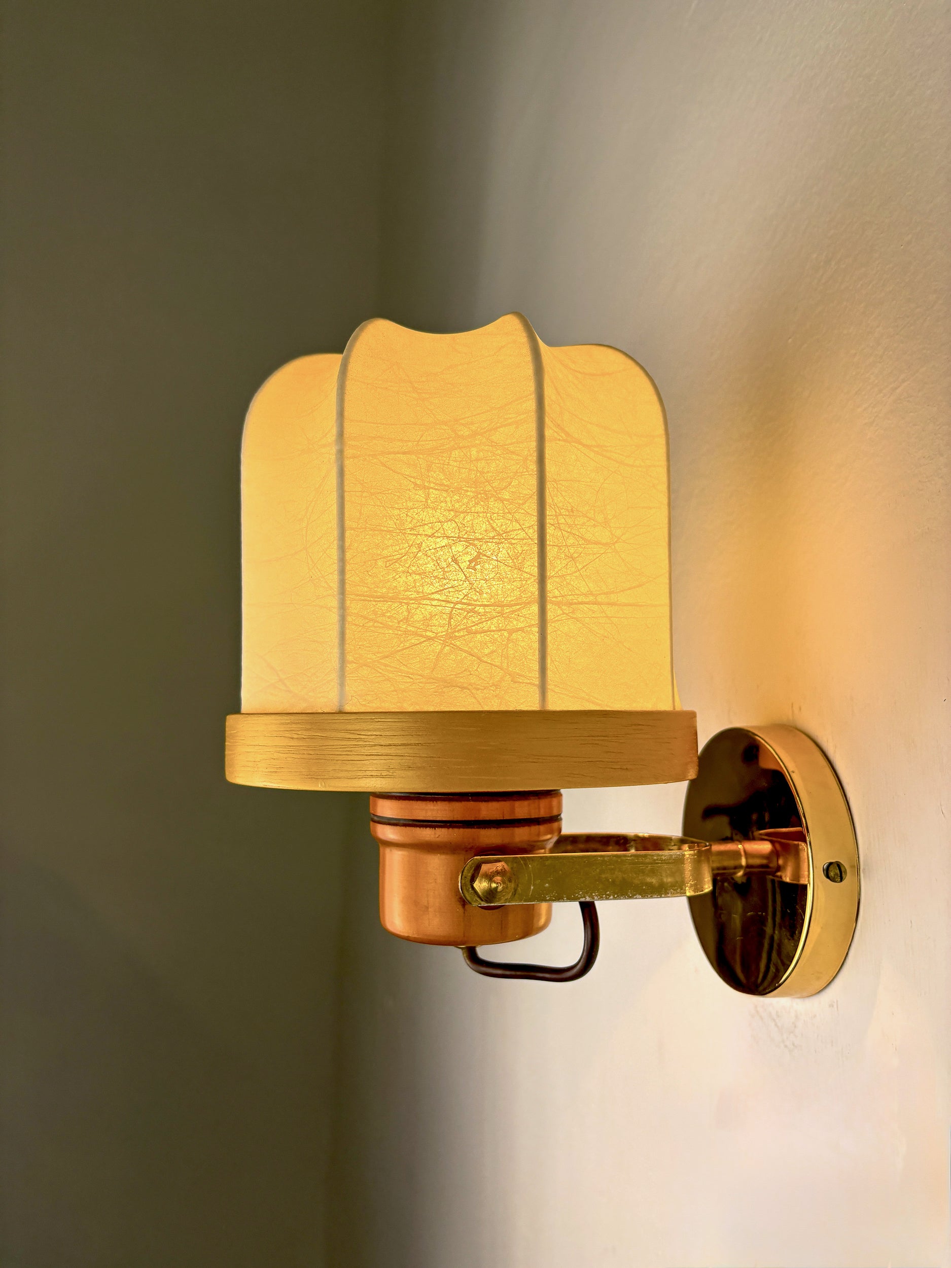 Italian articulated "Cocoon" wall light, resin and pine, 1970's