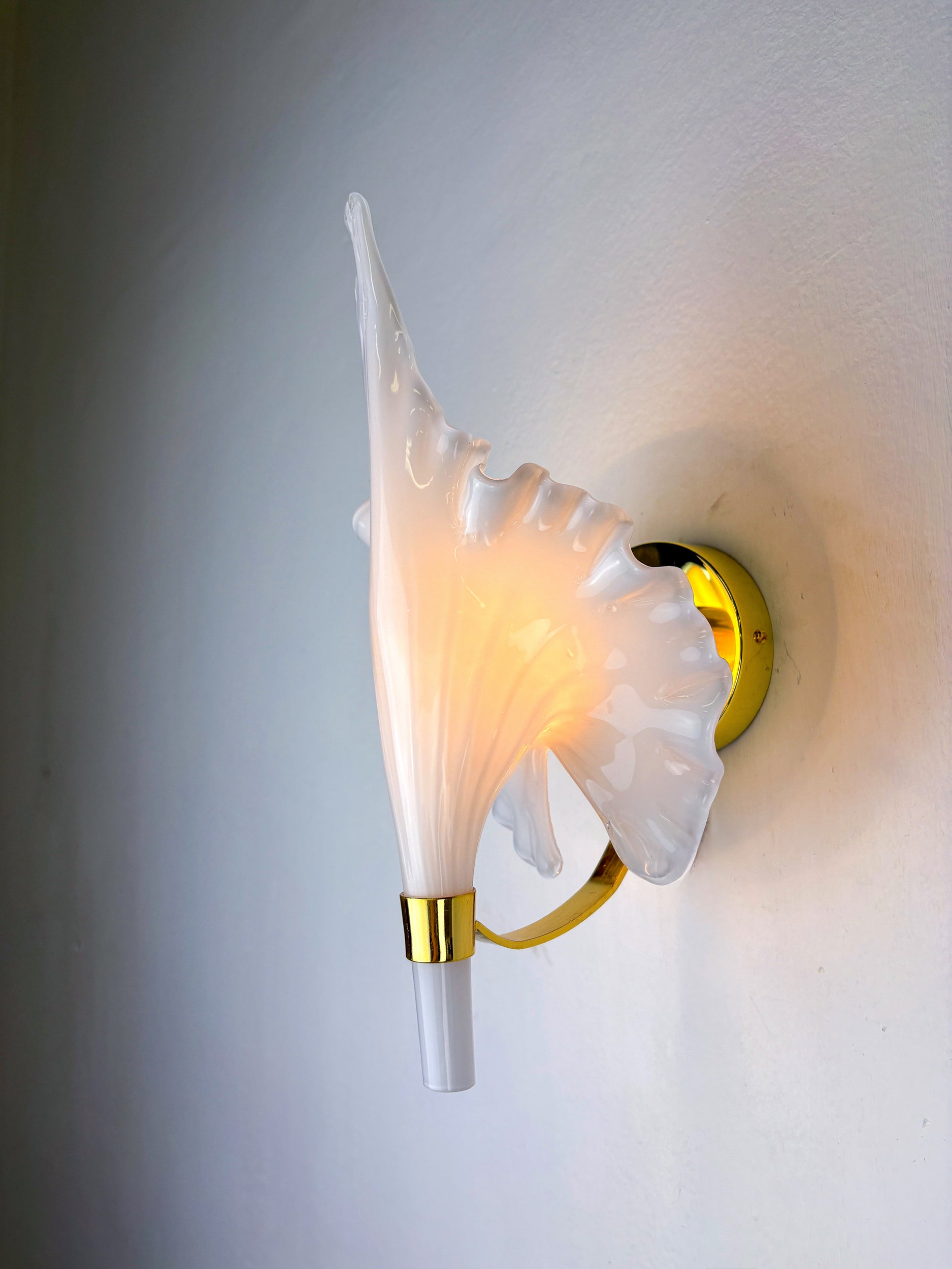 "Calla Lily" Leaf-Shaped Wall Sconce, Murano Glass & Gilt Brass, Italy, Circa 1970's