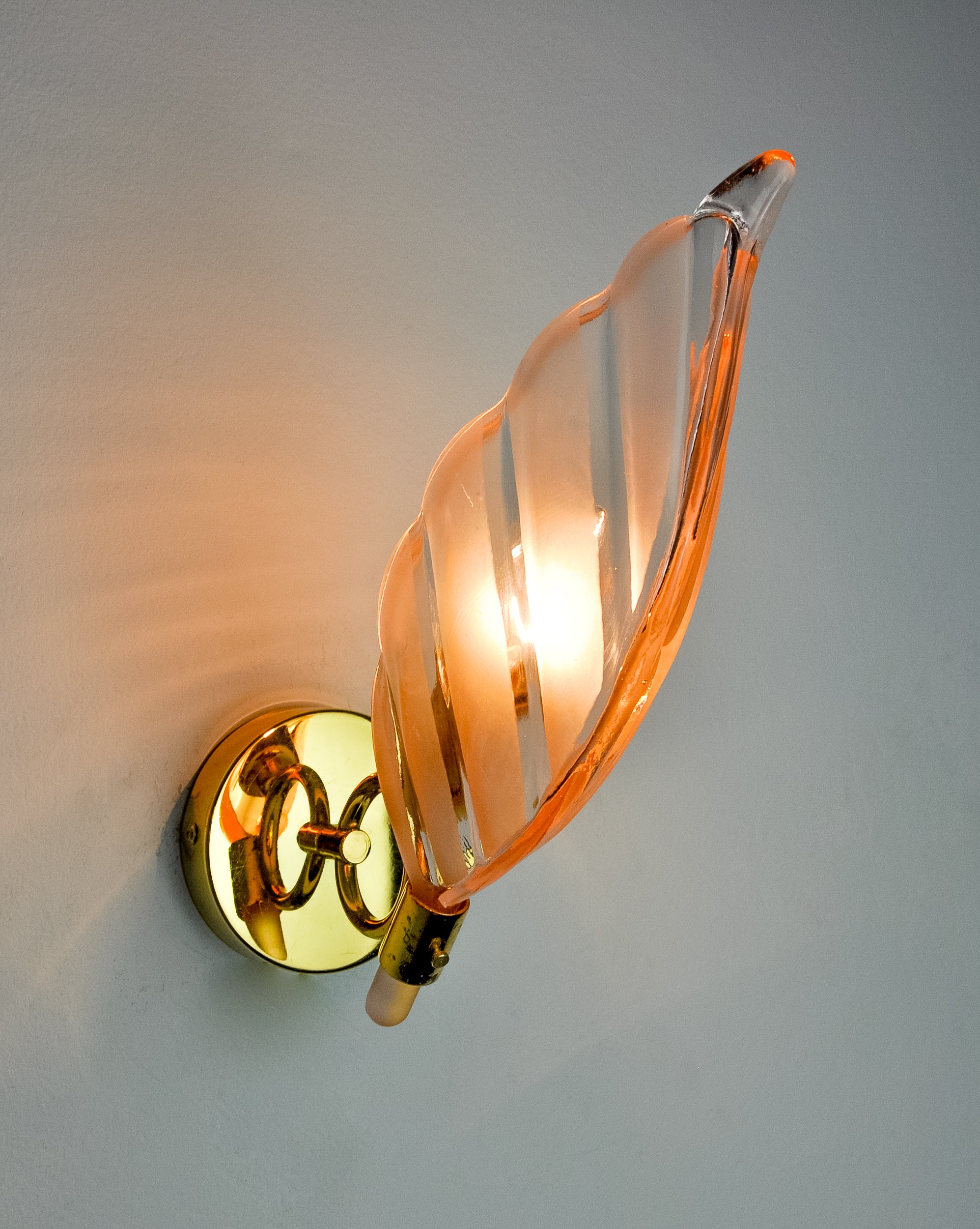 Italian Pink Leaf-Shaped Murano Glass Wall Sconce, Gilt Brass, Italy, 1970s