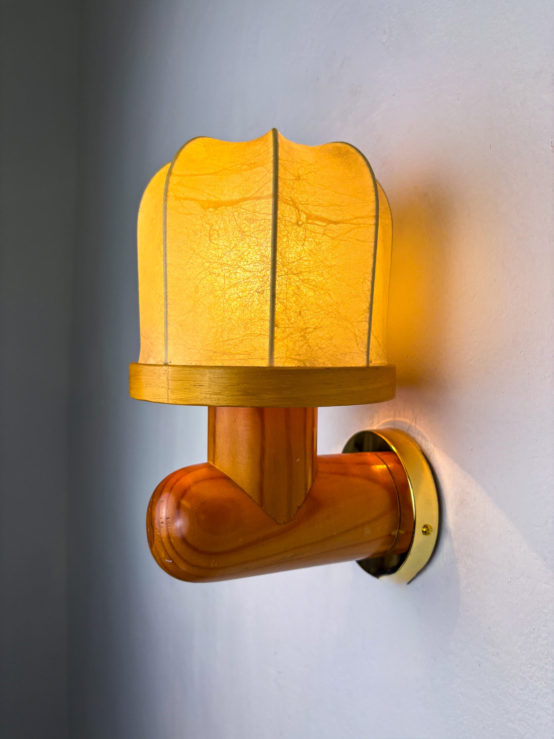 Italian "Cocoon" wall light, resin and pine wood, 1970s