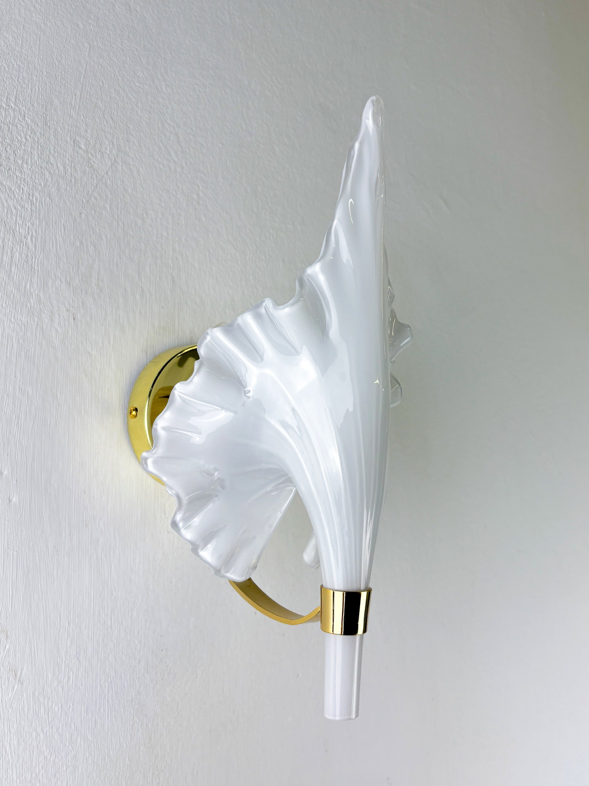 "Calla Lily" Leaf-Shaped Wall Sconce, Murano Glass & Gilt Brass, Italy, Circa 1970's