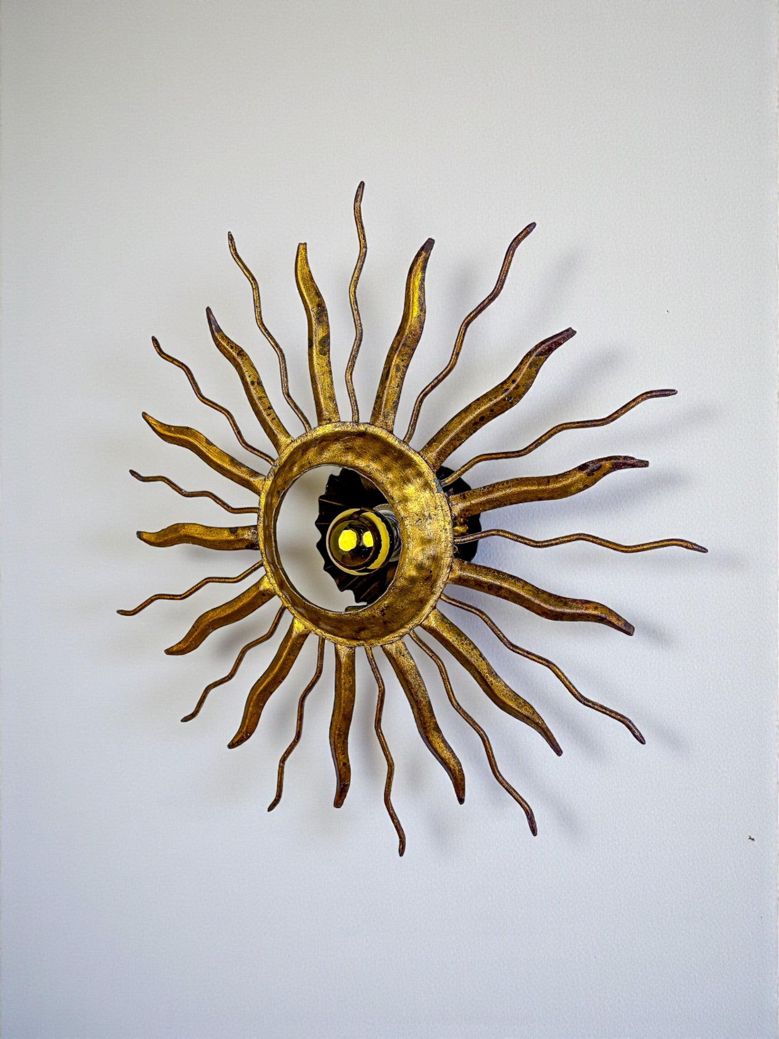 Brutalist Sunburst Ceiling Light – Gilt Iron Rays & Exposed Bulb, France, 1960s