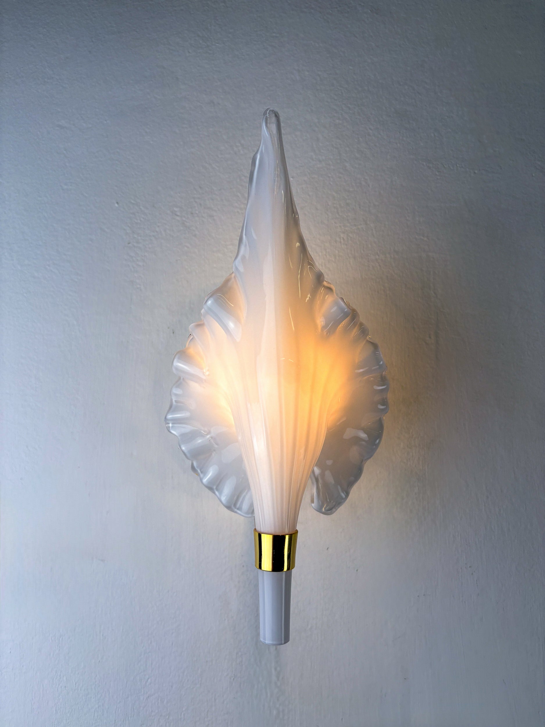 "Calla Lily" Leaf-Shaped Wall Sconce, Murano Glass & Gilt Brass, Italy, Circa 1970's