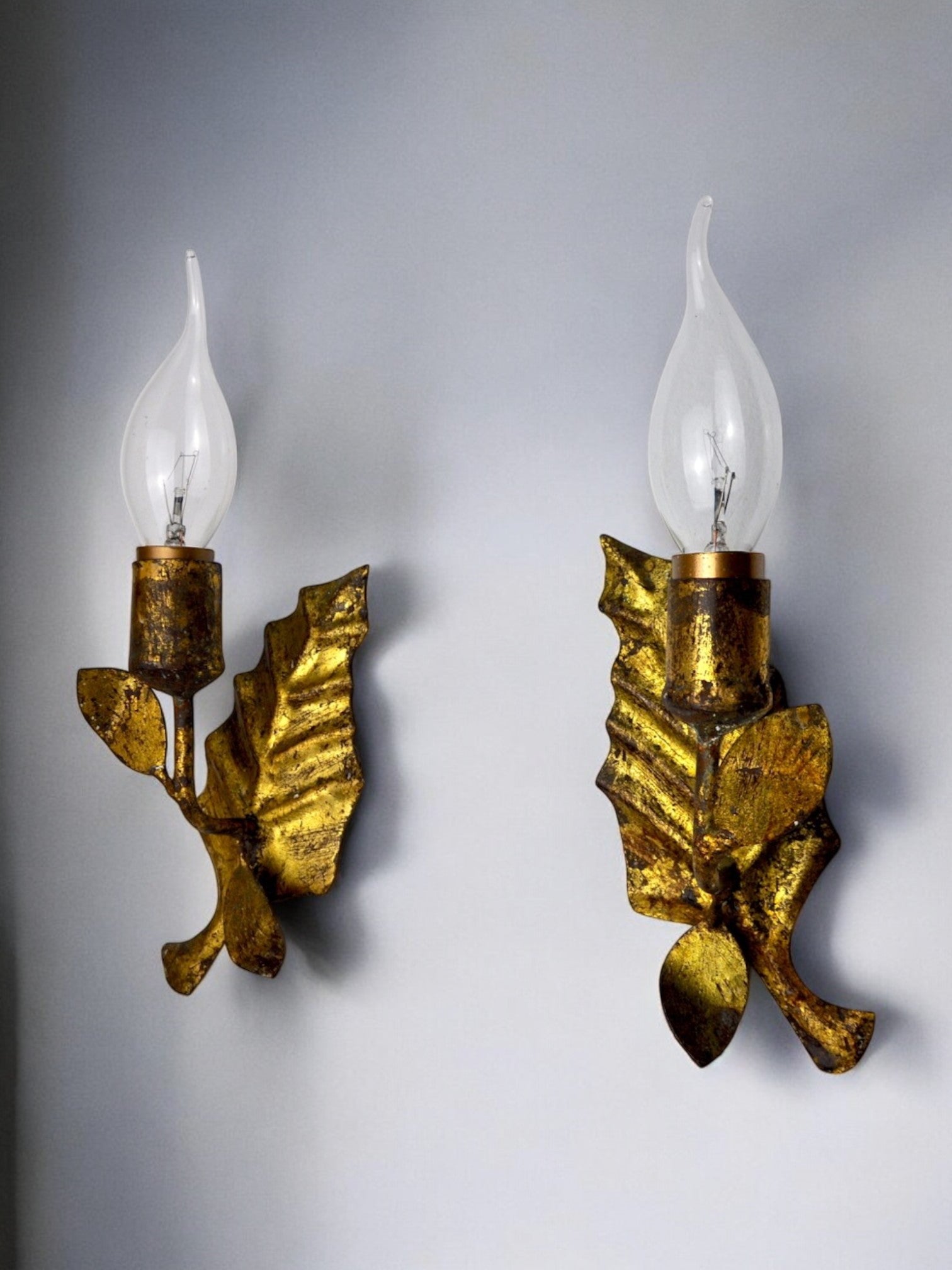 Pair of midcentury "leaves" sconces by ferroarte, gold leaf and metal, Italy, 1950