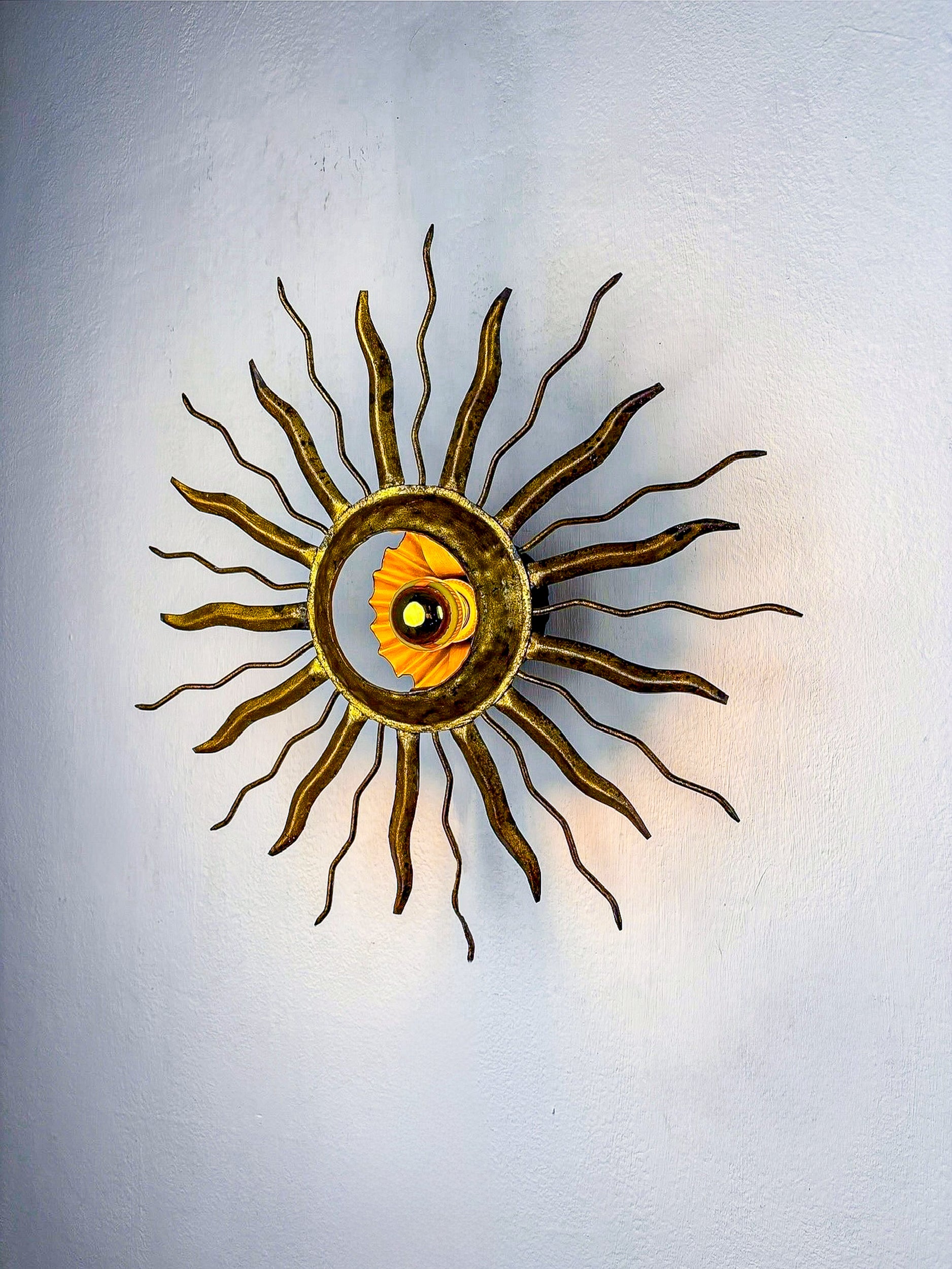 Brutalist Sunburst Ceiling Light – Gilt Iron Rays & Exposed Bulb, France, 1960s