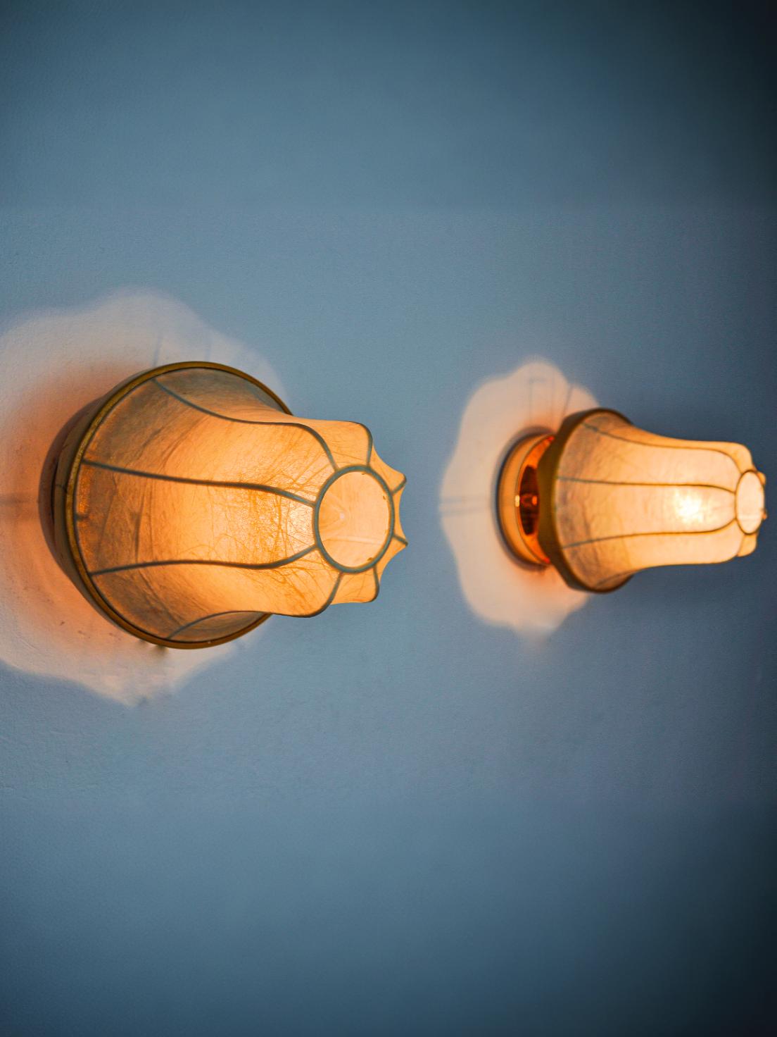 Pair of "Cocoon" pear-shaped wall lights, resin and pine, Italy, 1970