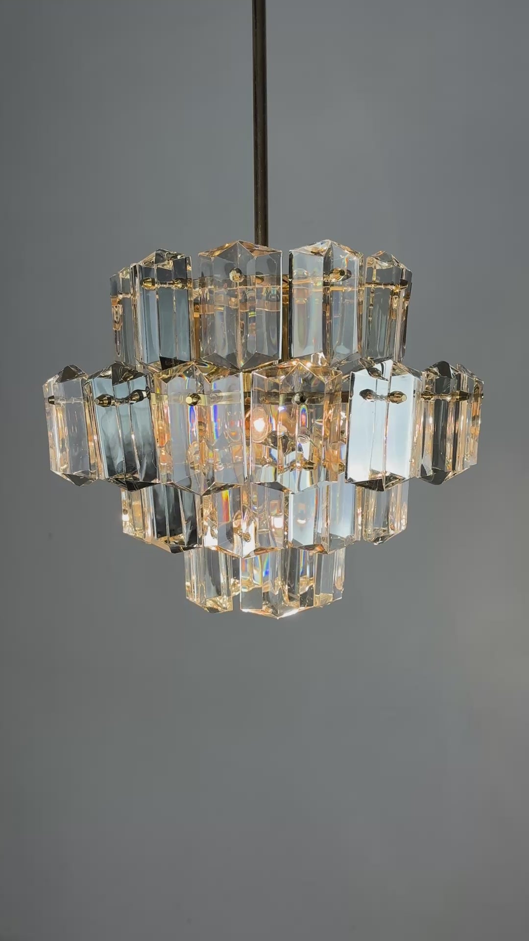 Load video: Kinkeldey 4-Tier Cut Crystal Chandelier, Gilt Brass, 1970s, Germany
