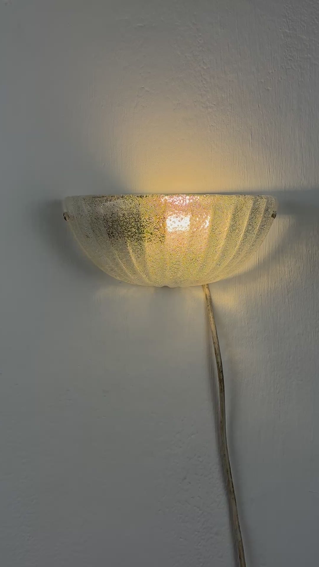 Load video: Shell-shaped Rugiada Murano Glass Wall Sconce, Italy, 1970's