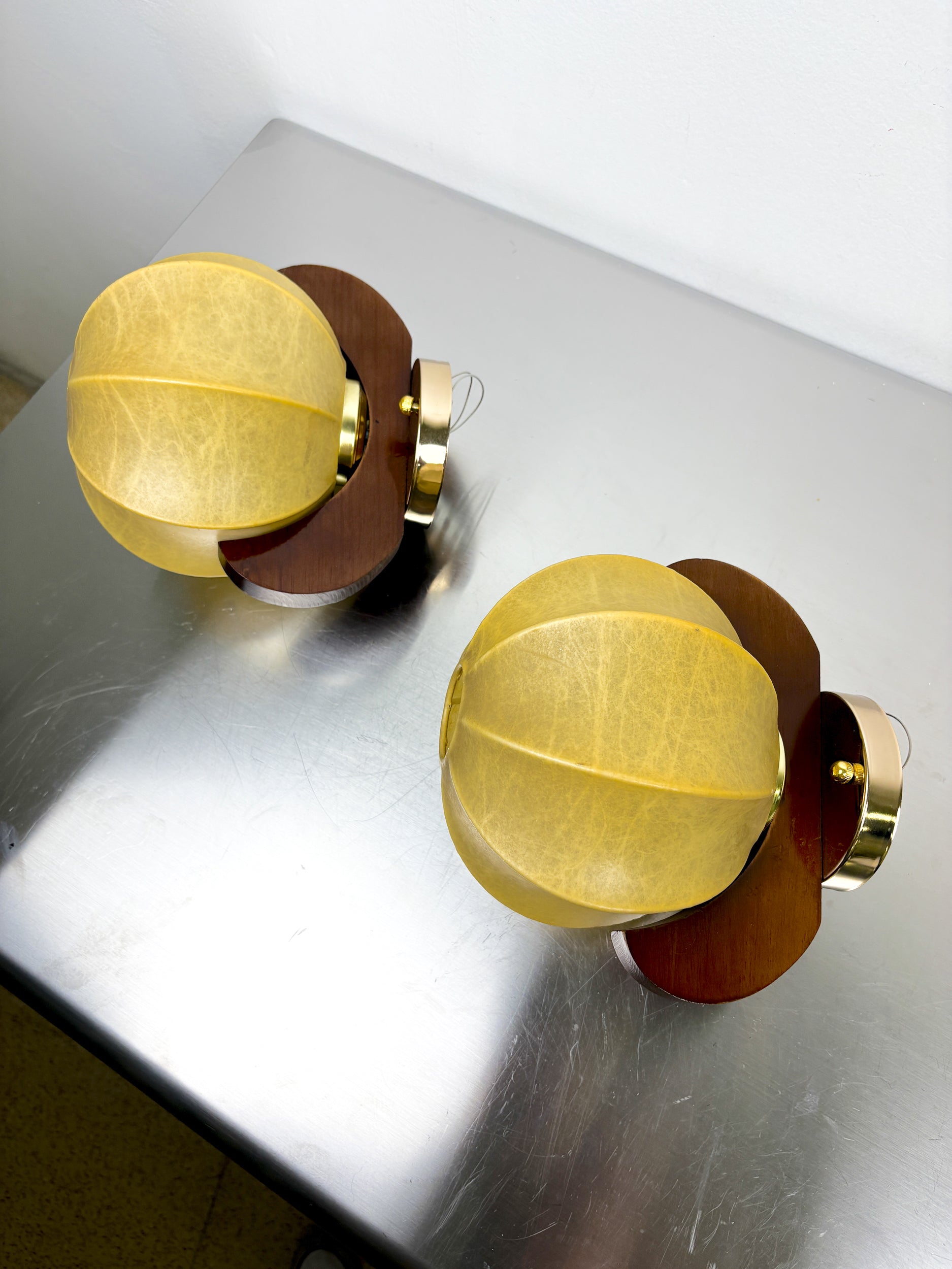 Pair of Italian "Cocoon" wall lights, resin and pine wood, 1970