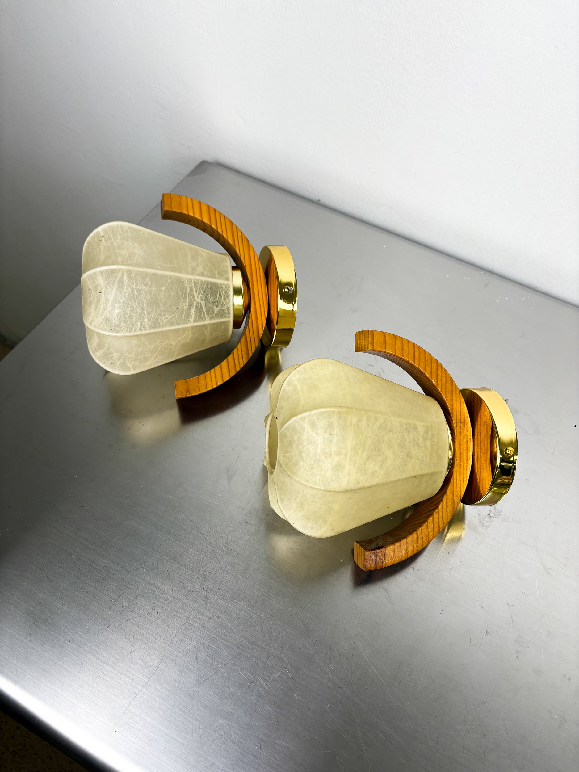 Pair of Pear-shaped "Cocoon" wall sconces, resin and pine wood, Italy, 1970's