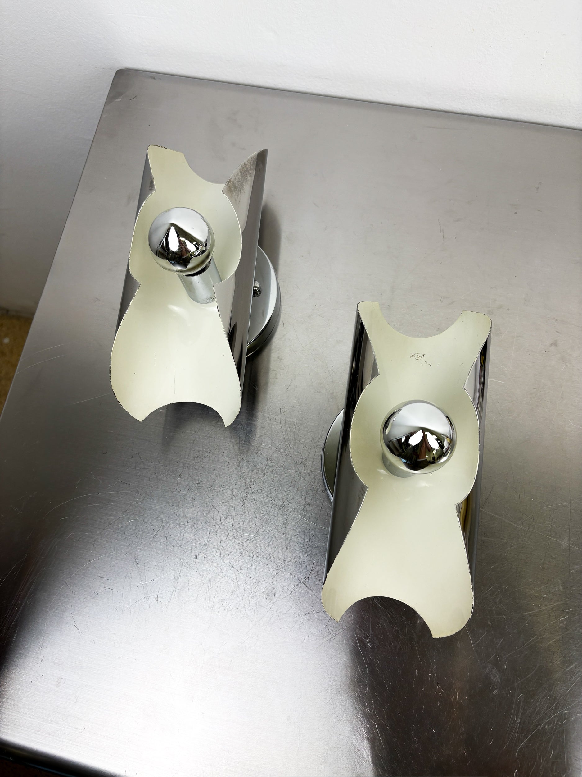Pair of "folio" wall lights, space age, chromed metal, Italy, Circa 1970's