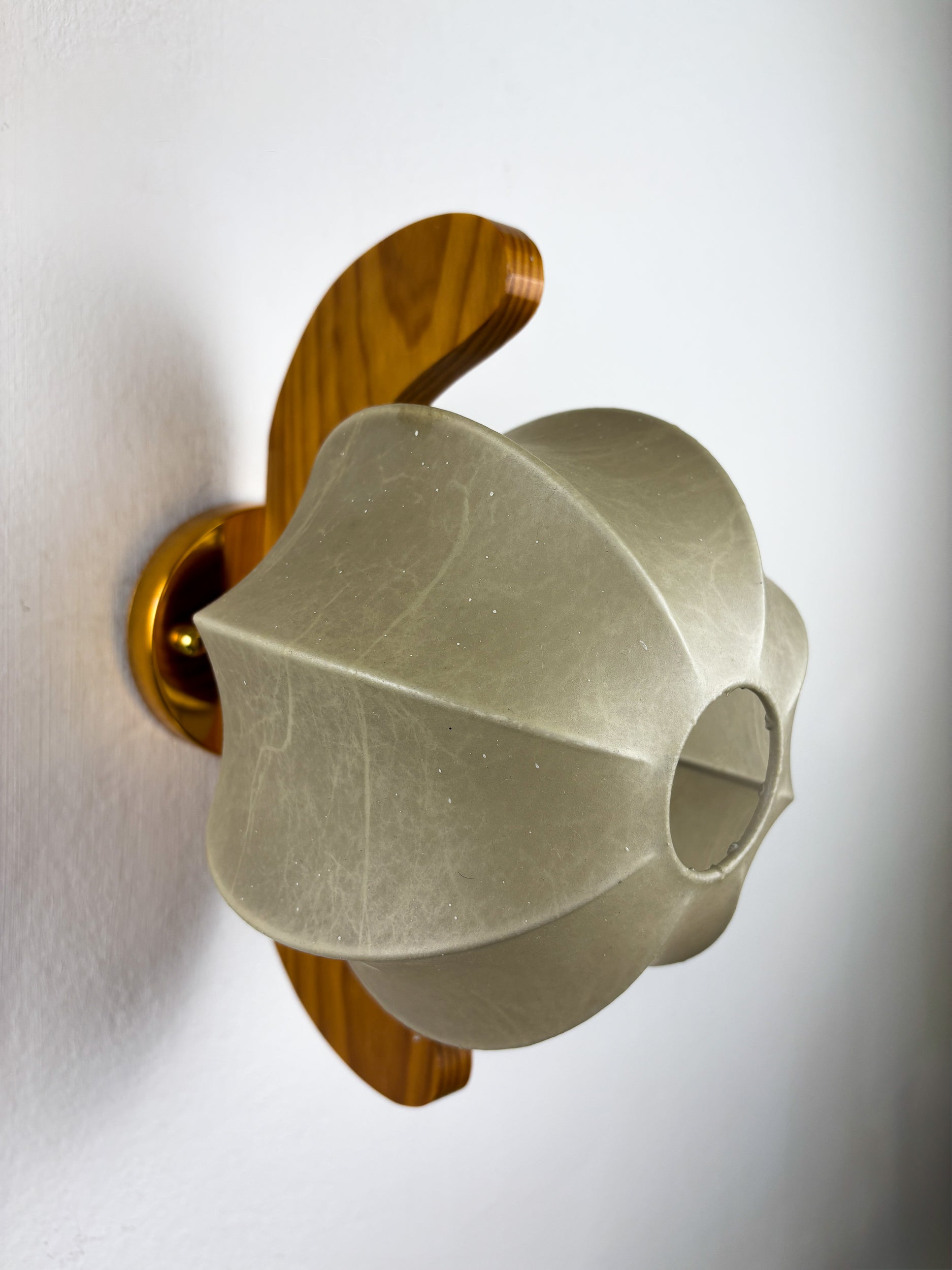 Italian "Cocoon" wall light, resin and pine wood, Circa 1970's