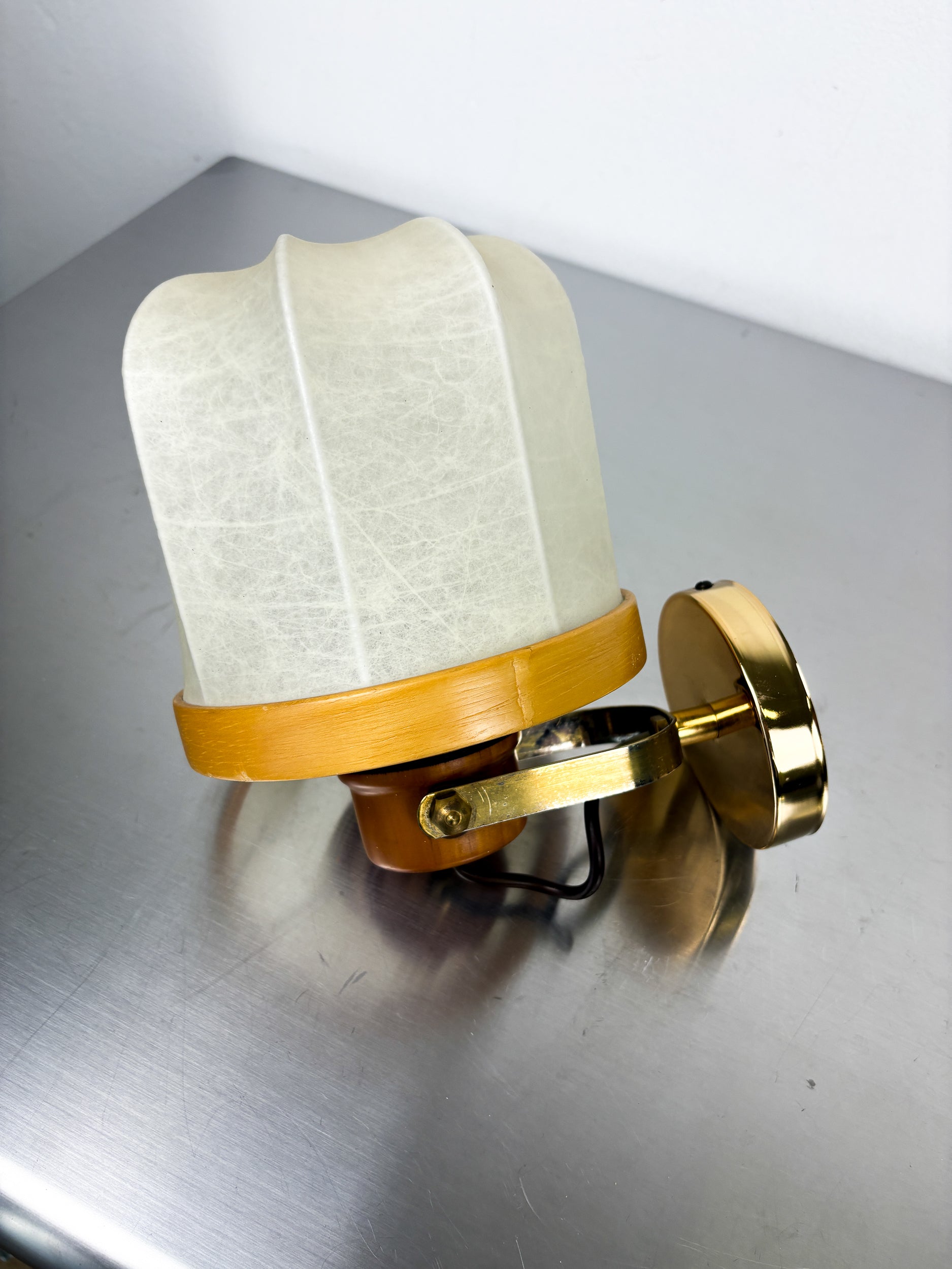 Italian articulated "Cocoon" wall light, resin and pine, 1970's