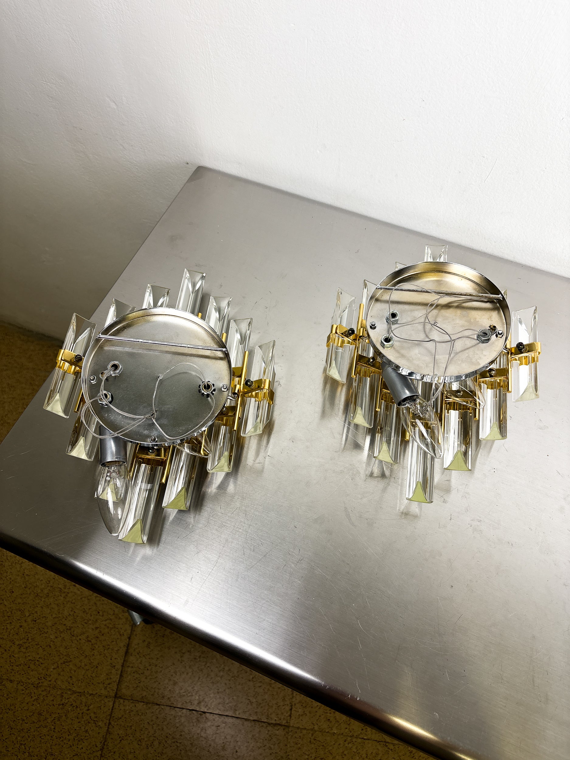 Pair of Venini wall lights, Murano cut glass, Circa 1970, Italy