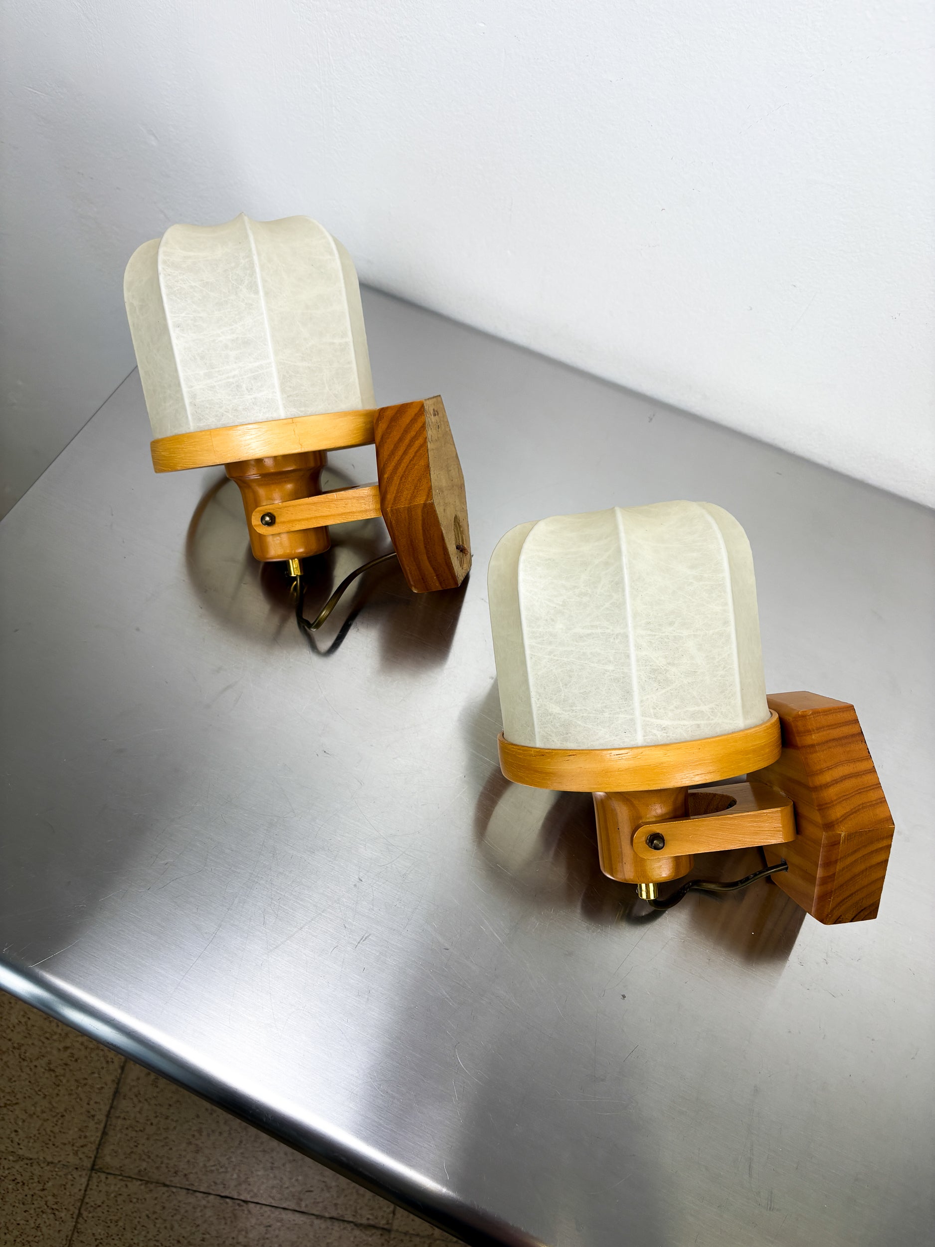 Pair of articulated "Cocoon" wall lights, resin and pine, Italy, Circa 1970